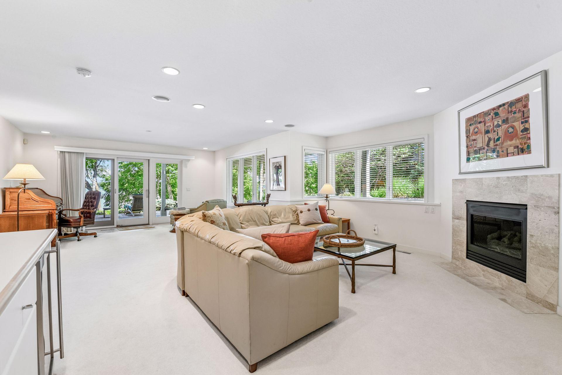 2948 Pelican Point Circle