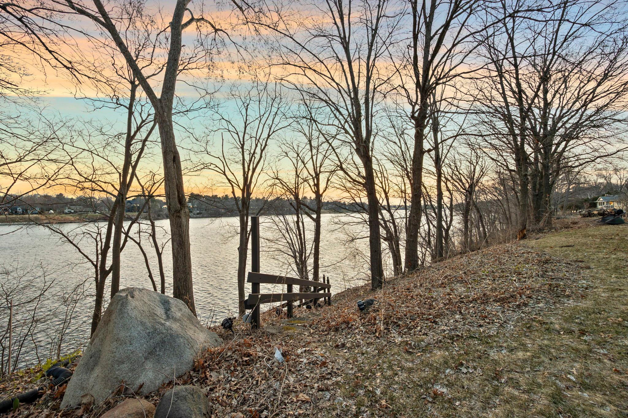 810 River Lane