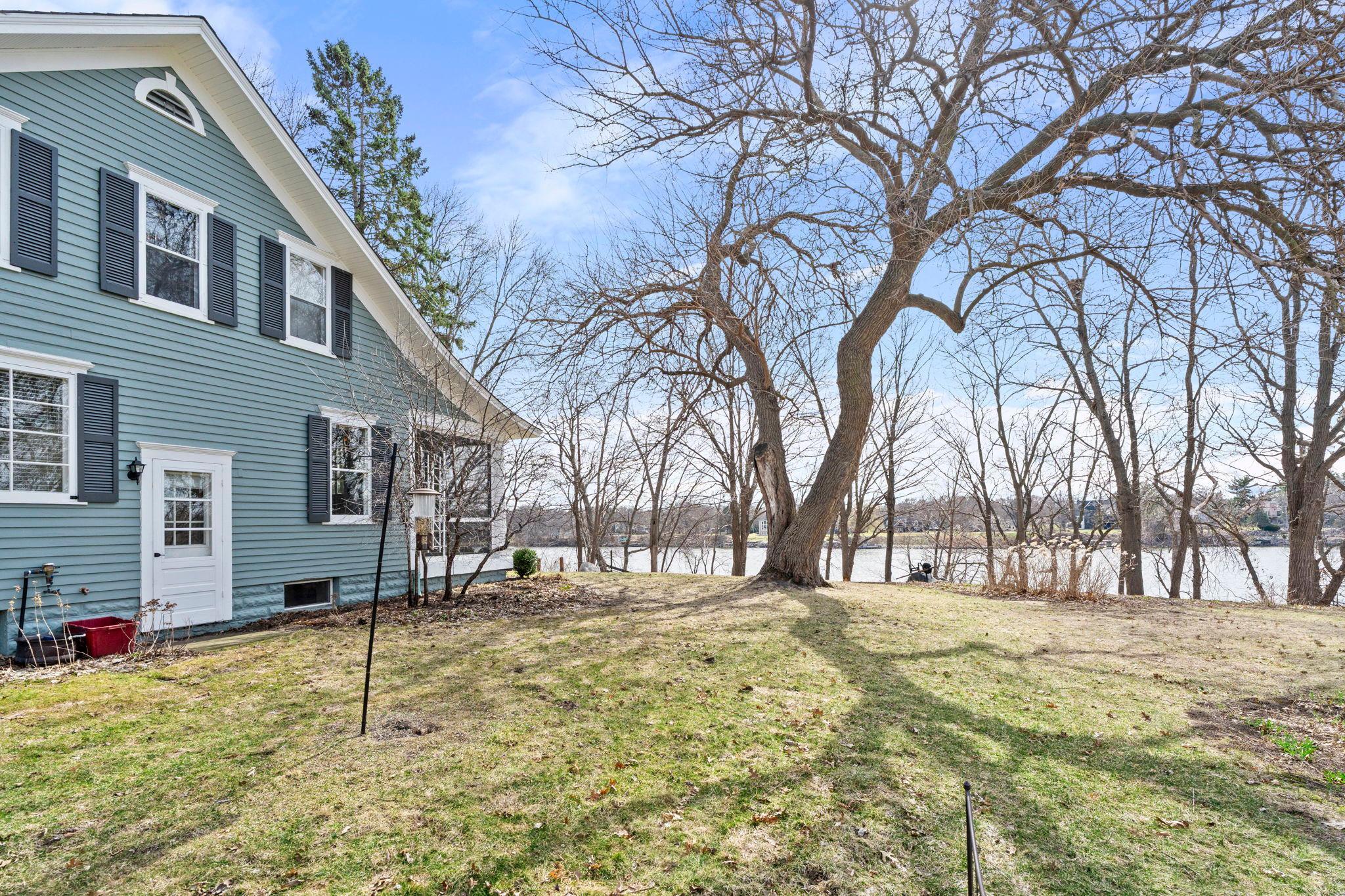 810 River Lane