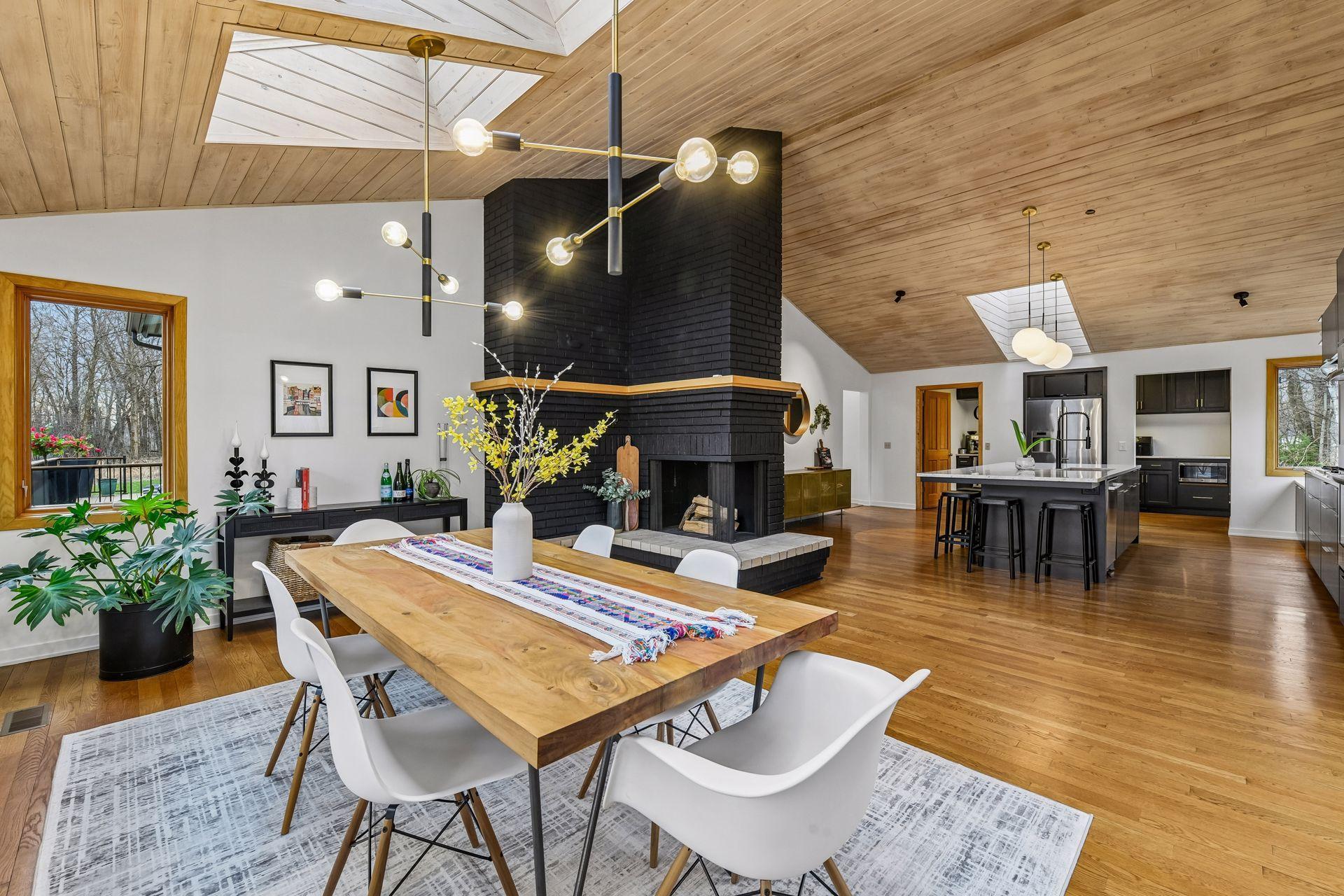1815 Meadowwoods Trail
