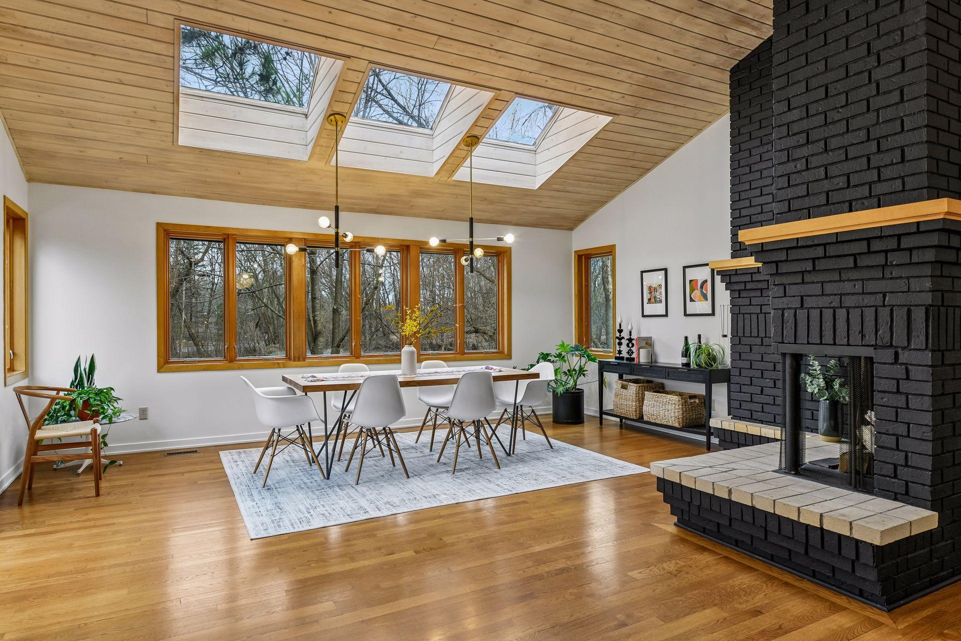 1815 Meadowwoods Trail