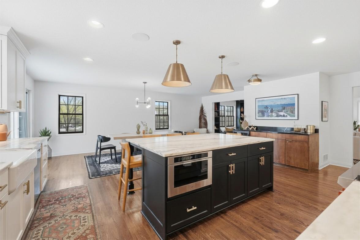 225 Broadway Avenue N