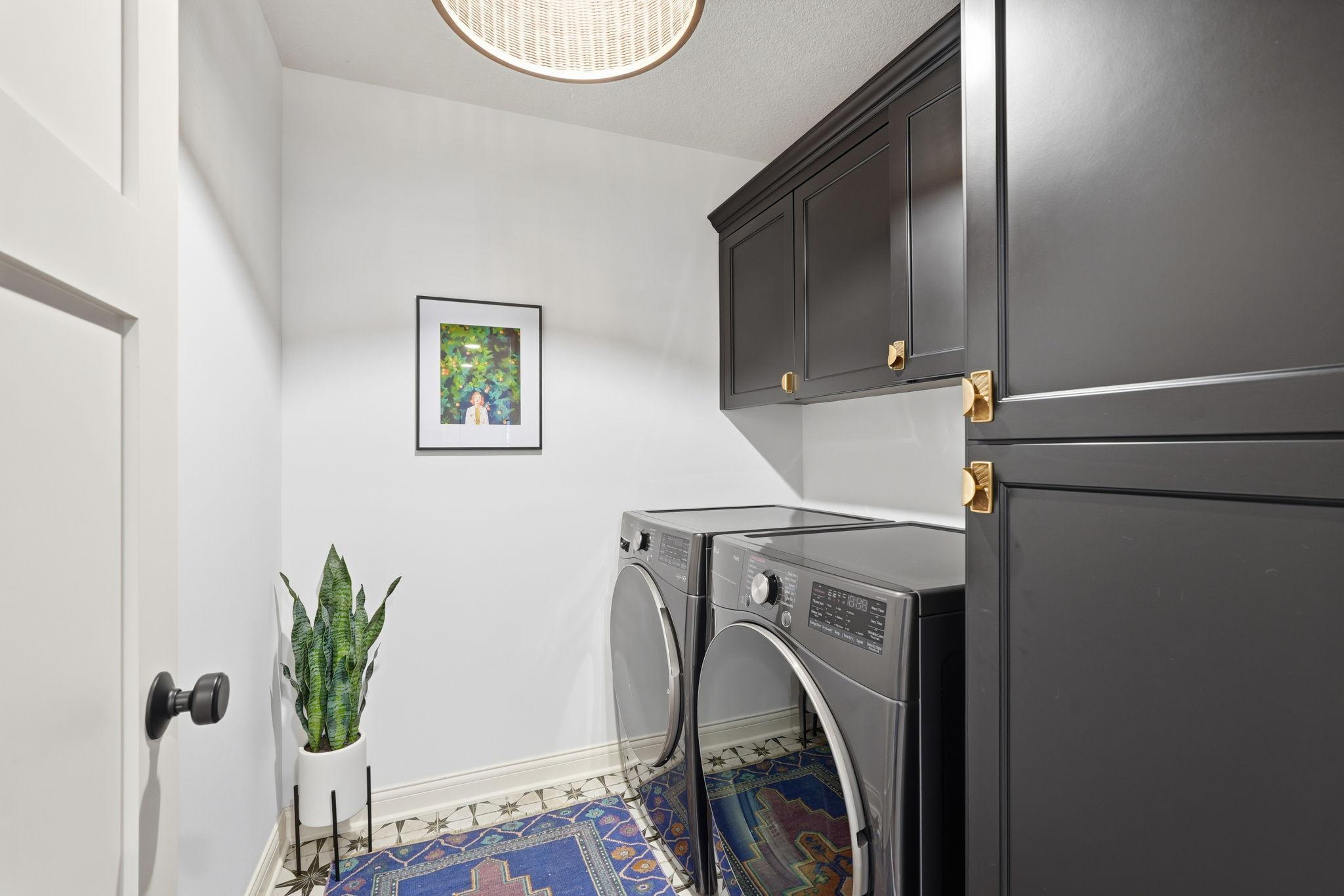 225 Broadway Avenue N