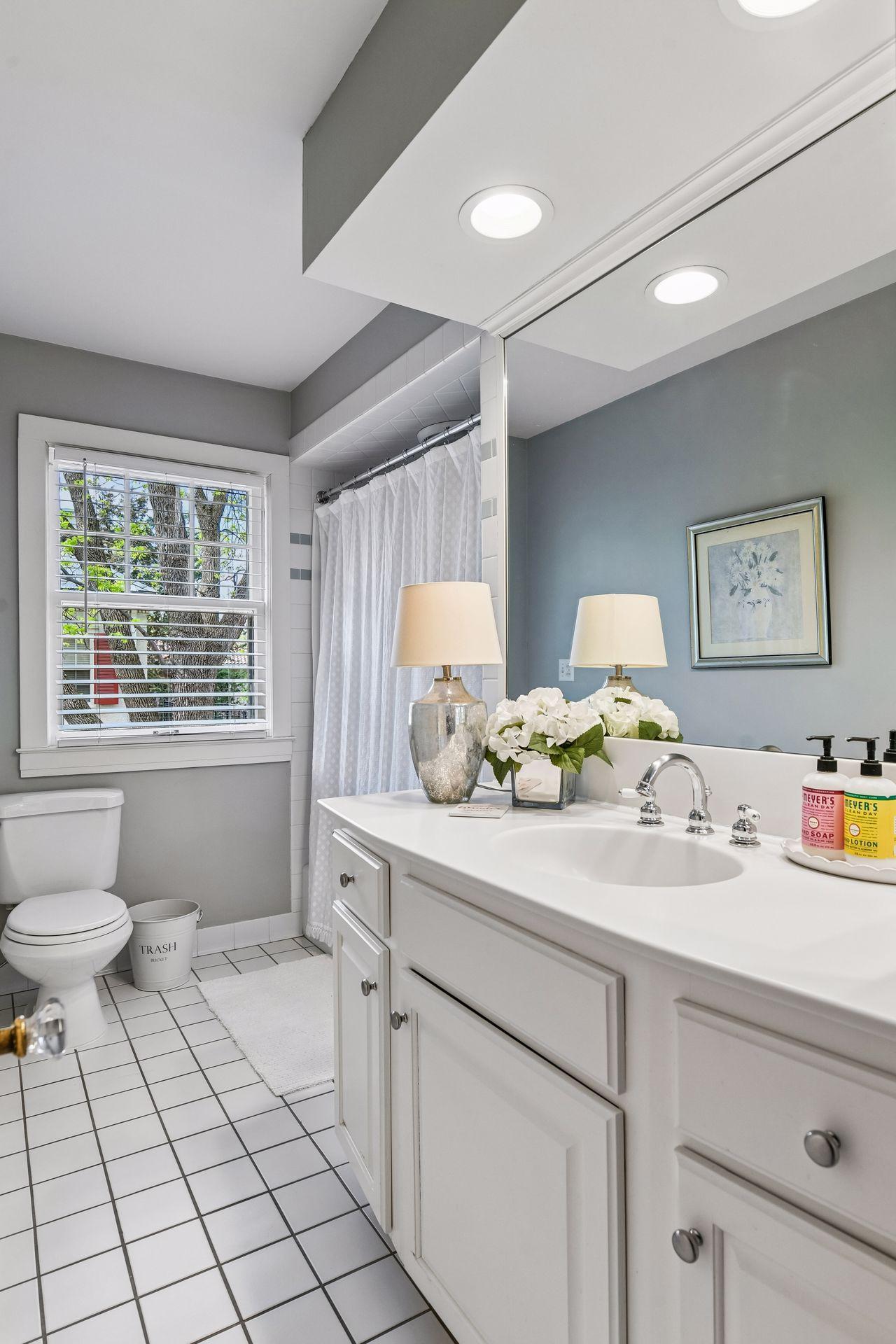 2240 W Lake Of The Isles Parkway