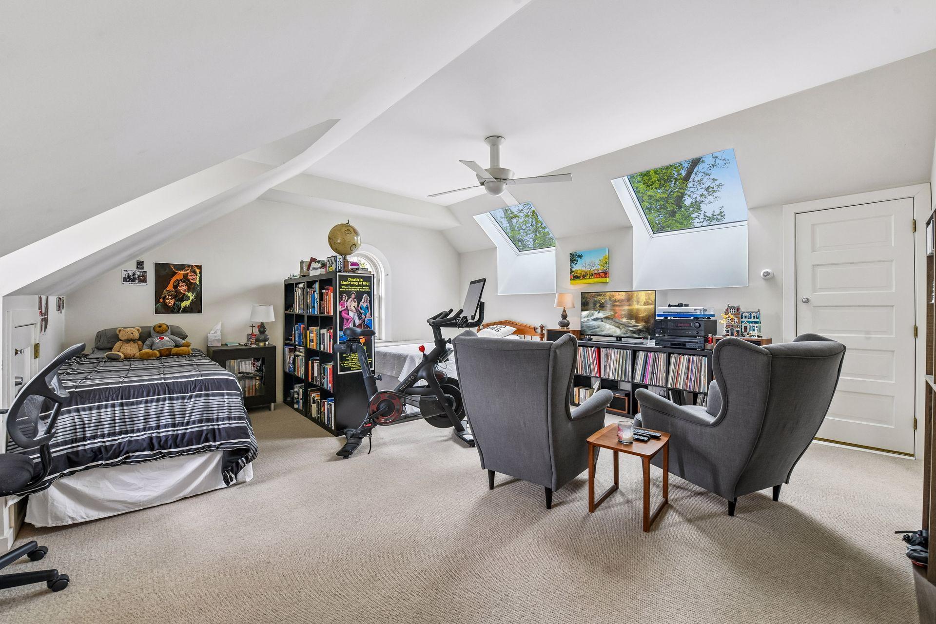 2240 W Lake Of The Isles Parkway
