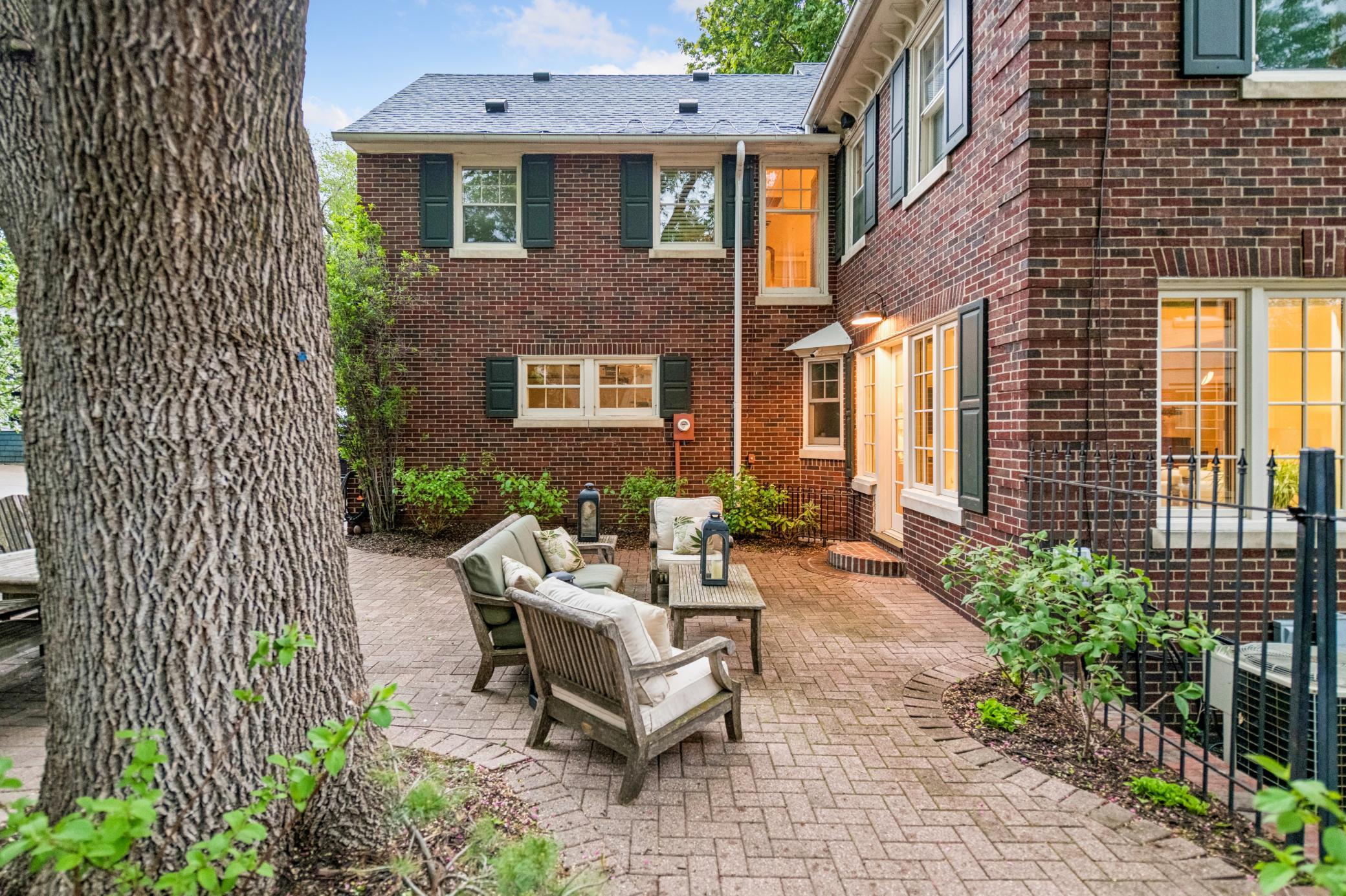 2240 W Lake Of The Isles Parkway