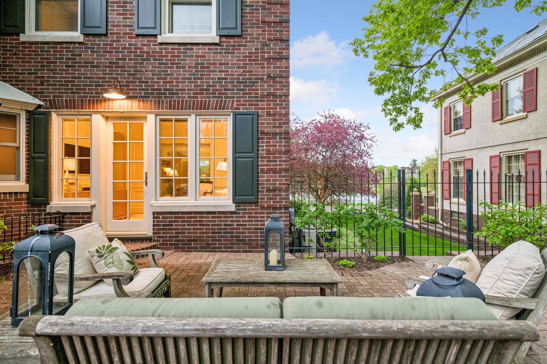 2240 W Lake Of The Isles Parkway