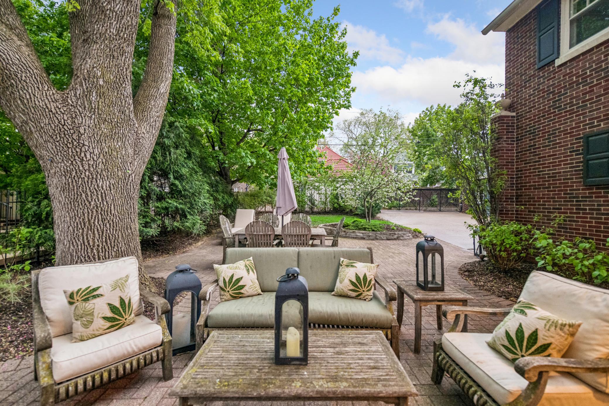 2240 W Lake Of The Isles Parkway