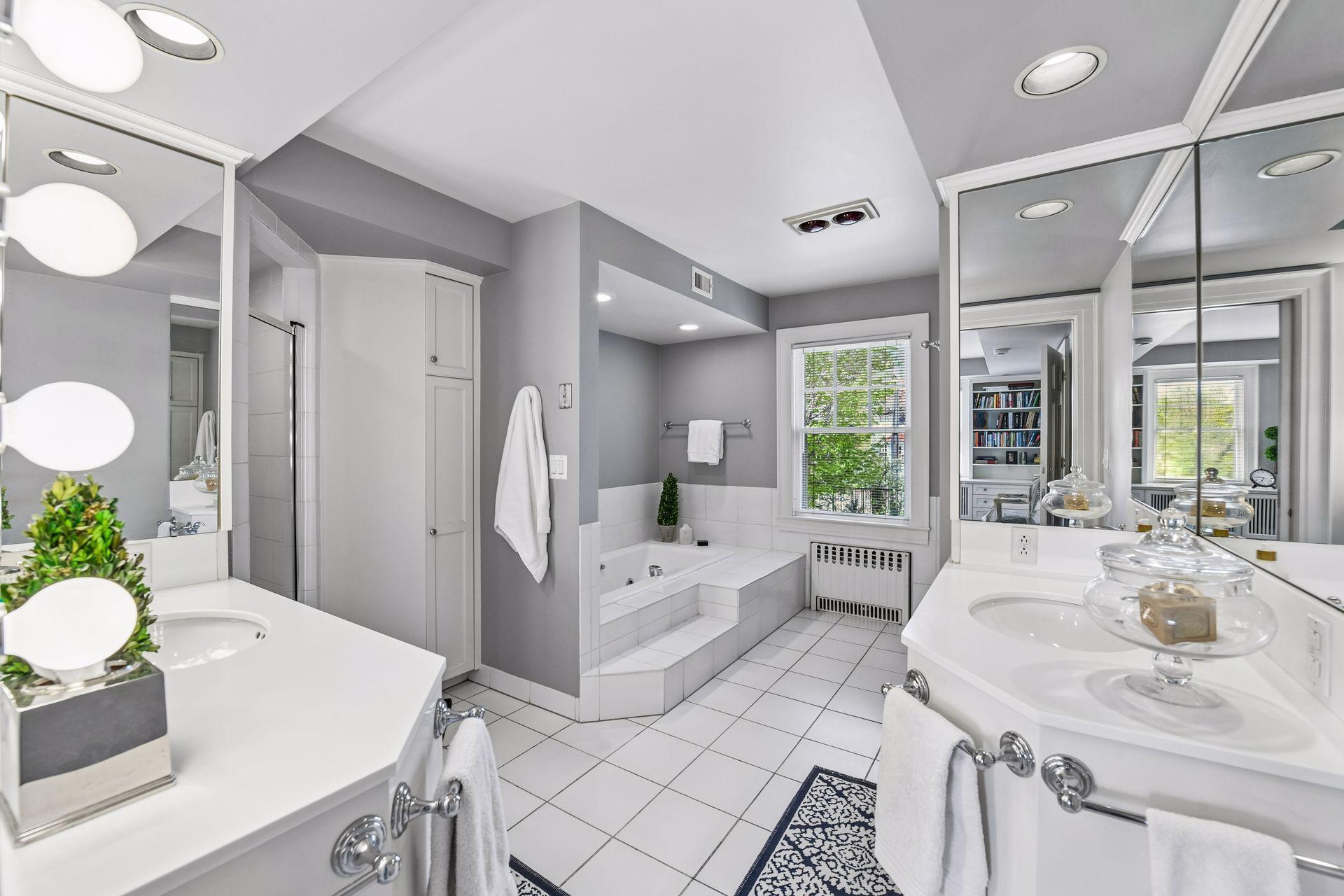 2240 W Lake Of The Isles Parkway