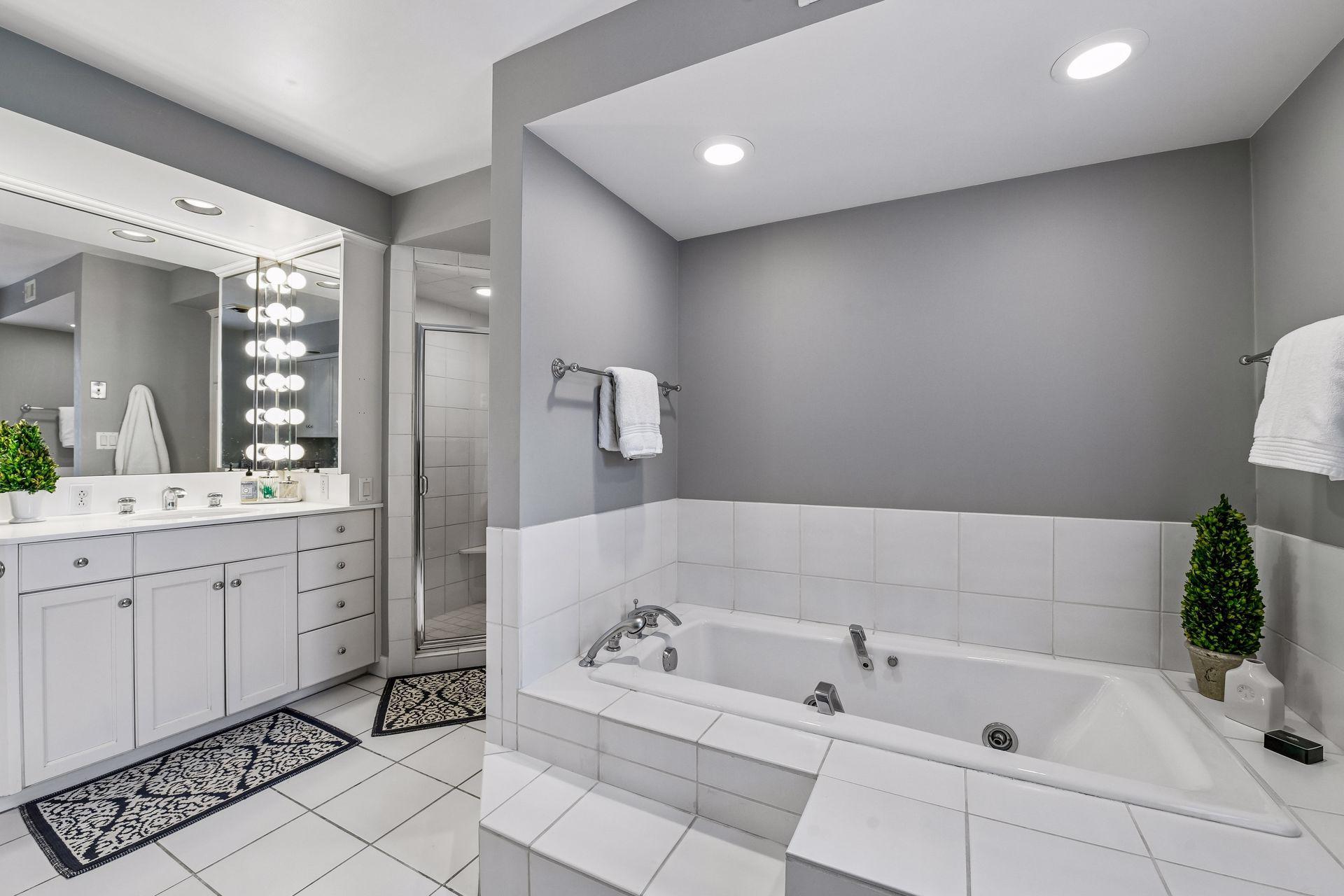 2240 W Lake Of The Isles Parkway