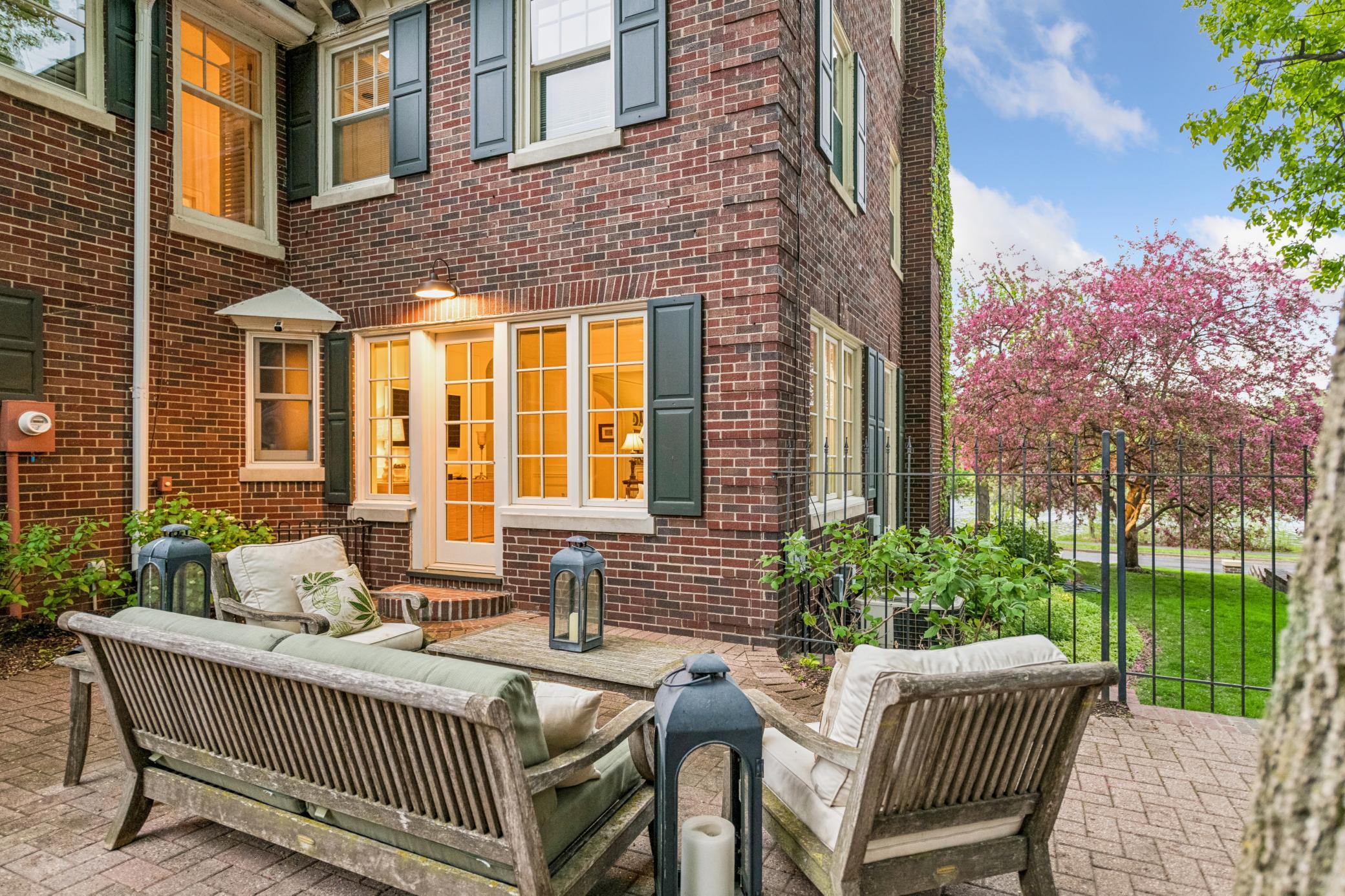 2240 W Lake Of The Isles Parkway