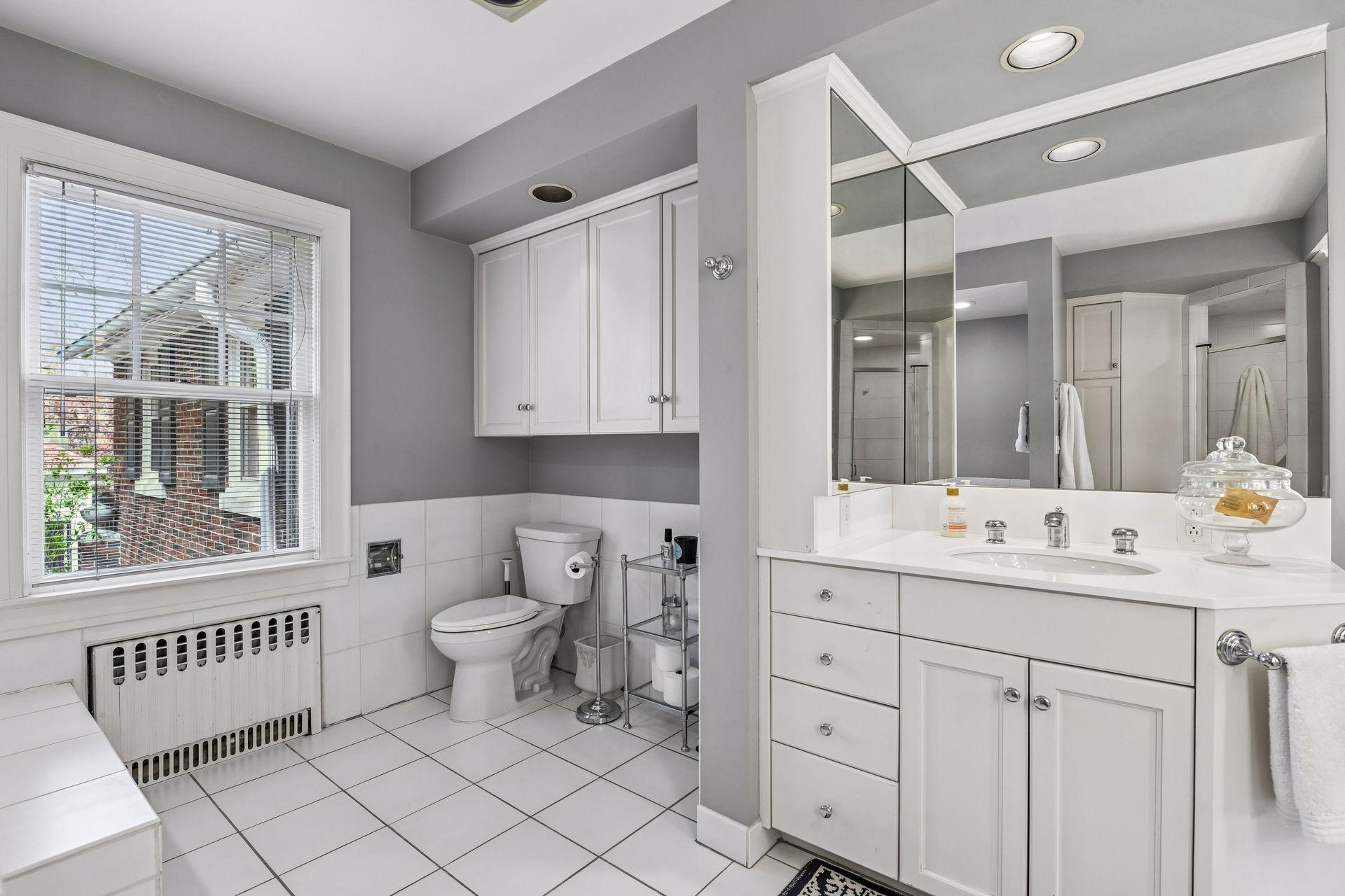 2240 W Lake Of The Isles Parkway