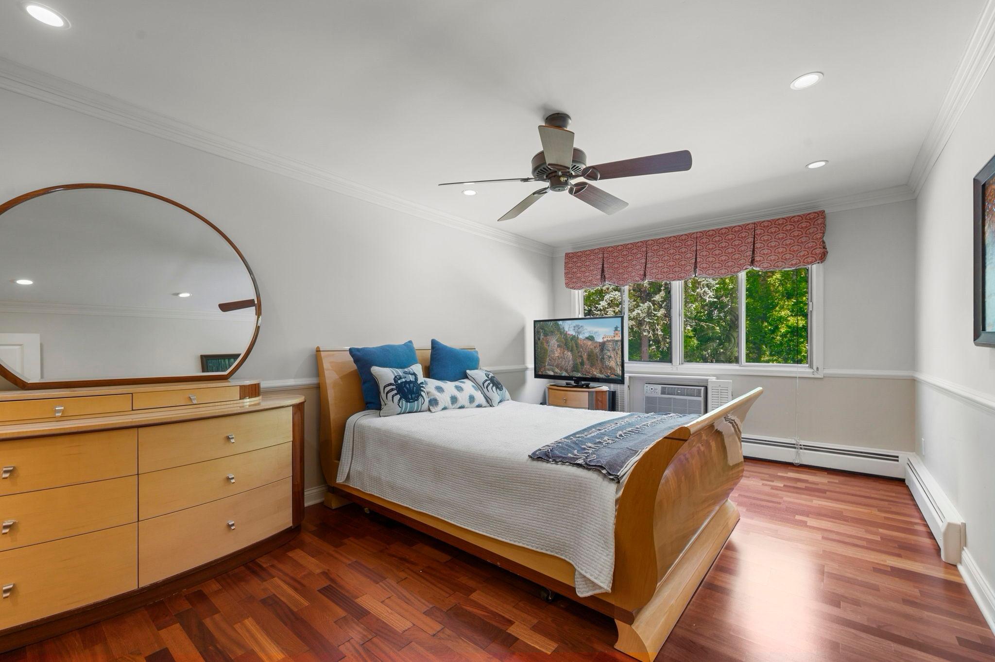 205 barry Unit: 117