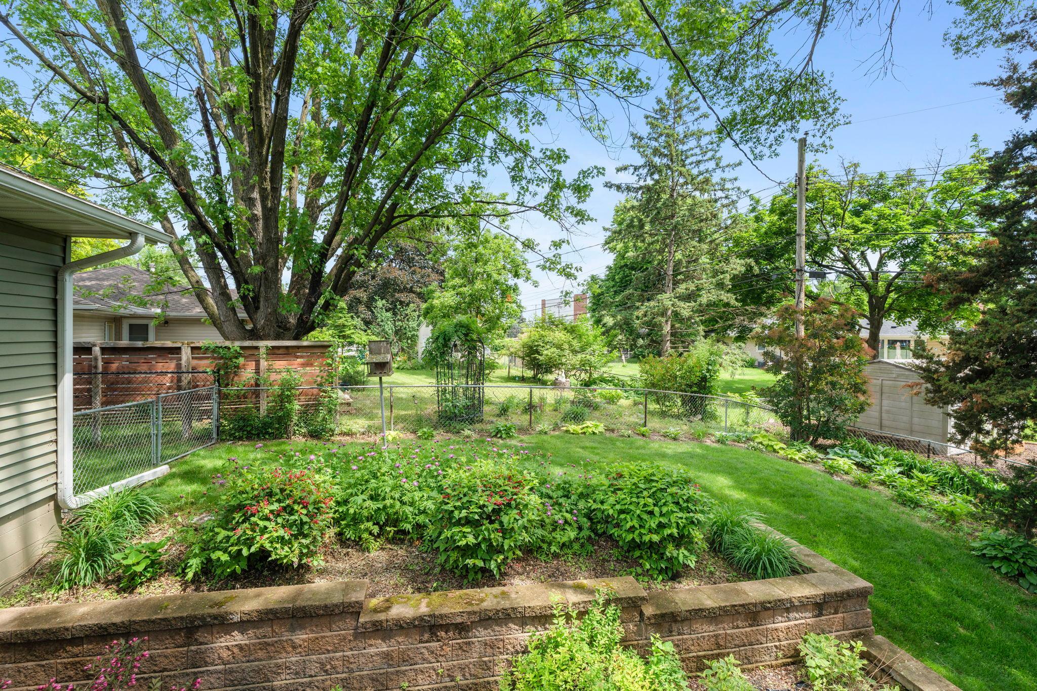 9528 Penn Circle