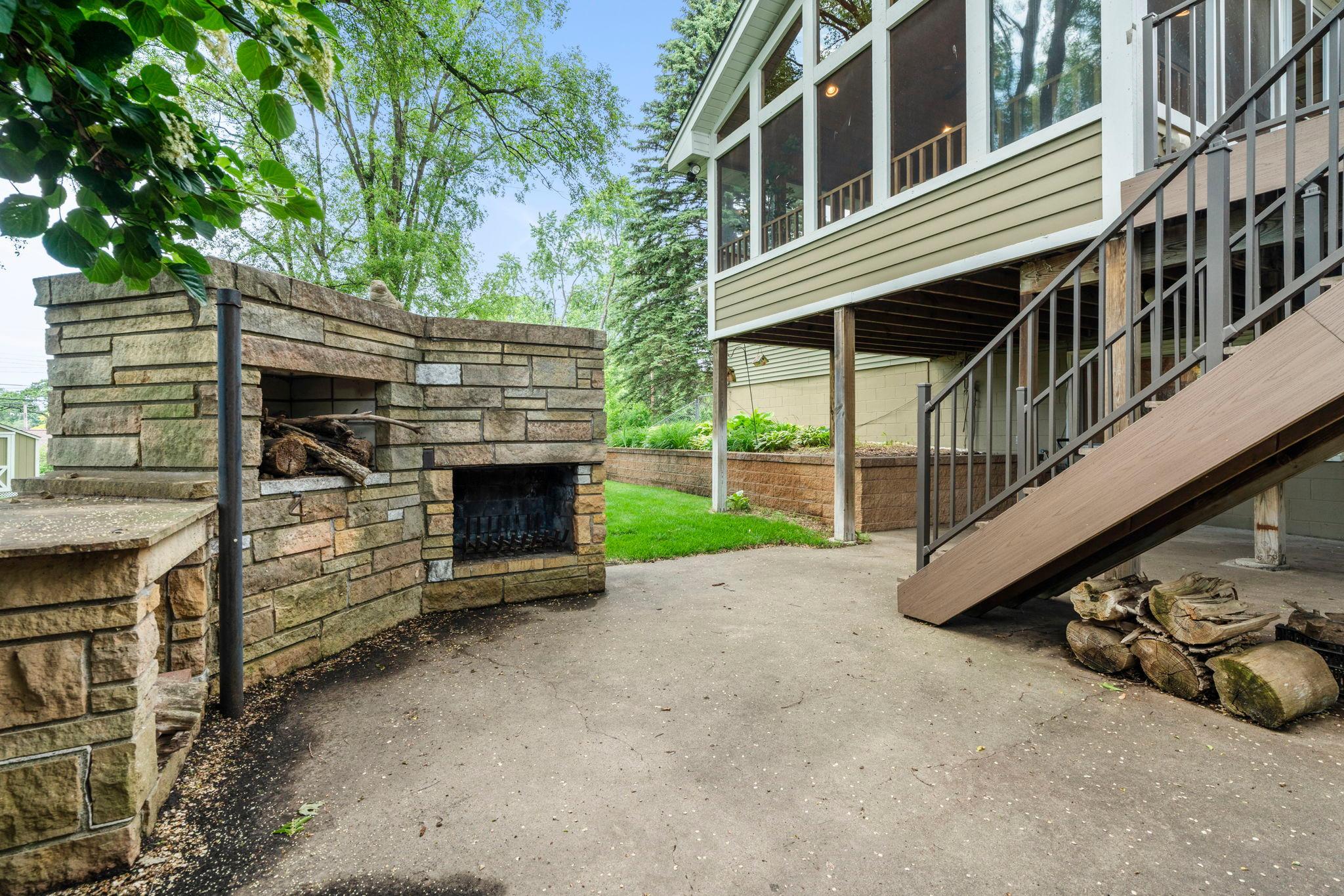 9528 Penn Circle