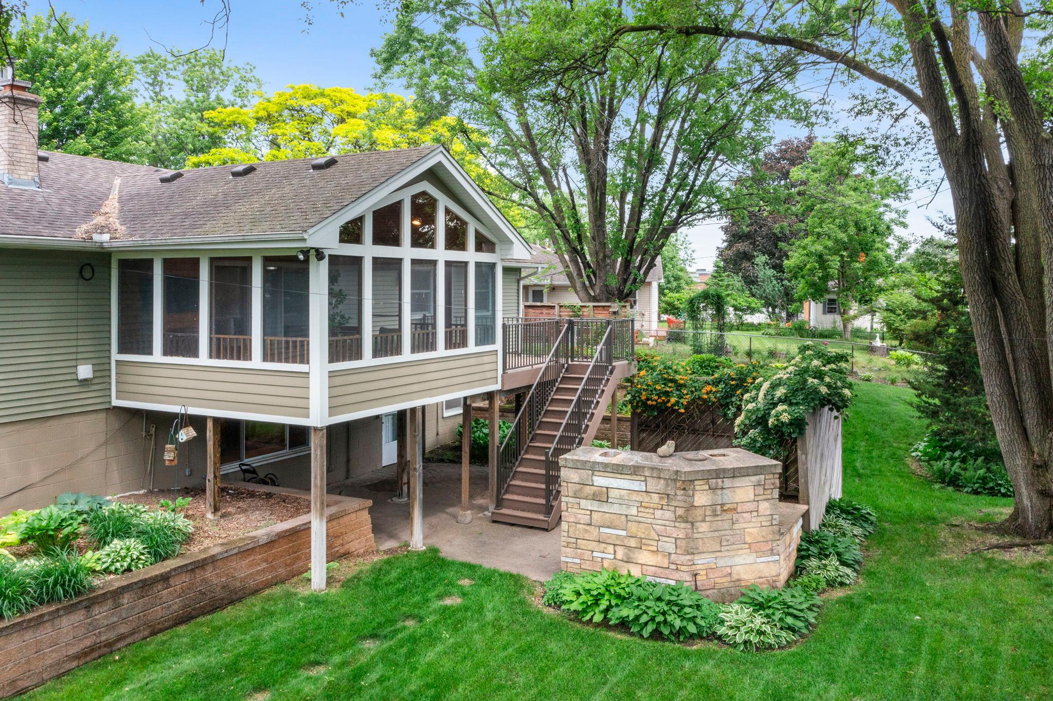 9528 Penn Circle
