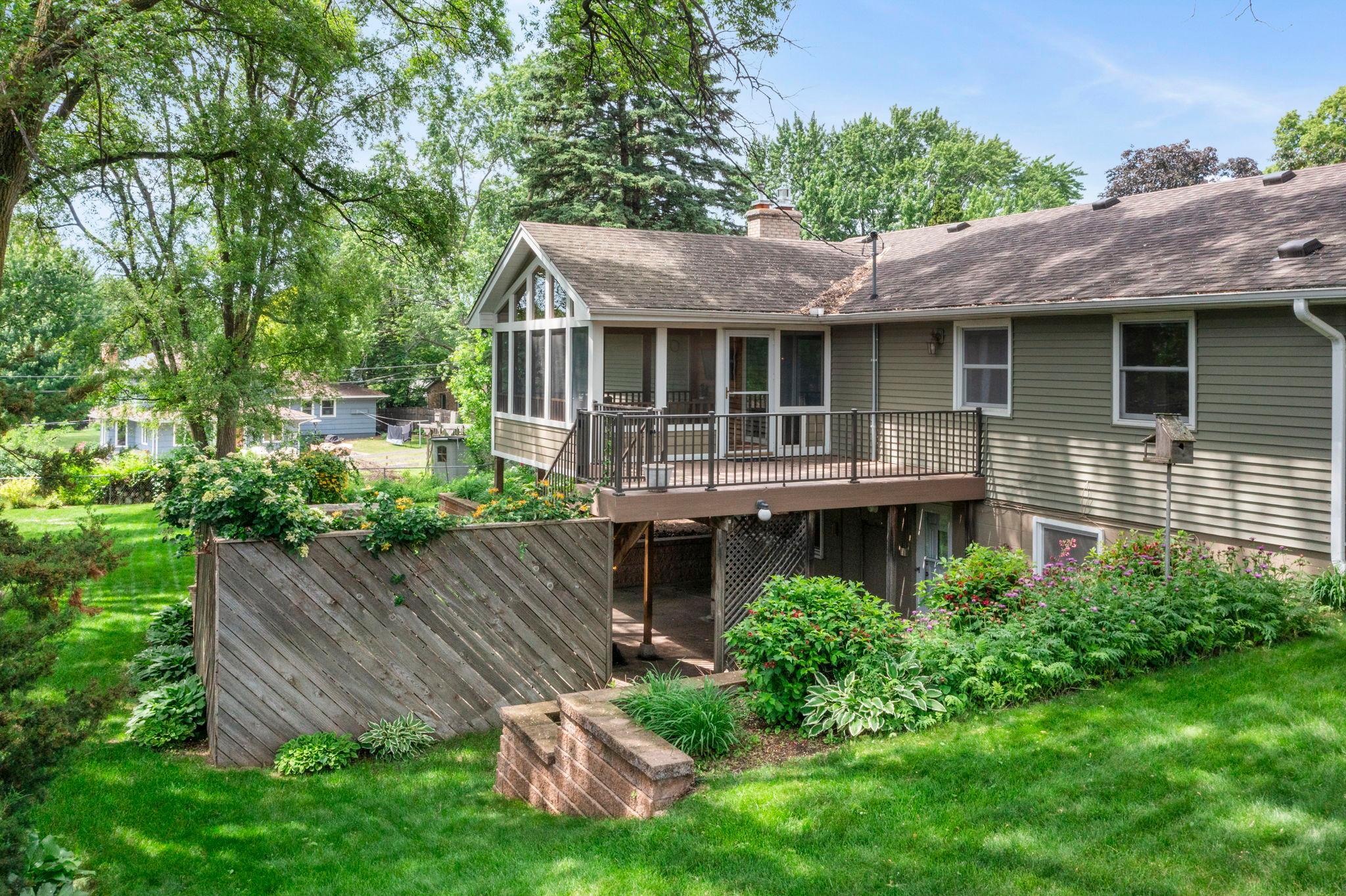 9528 Penn Circle