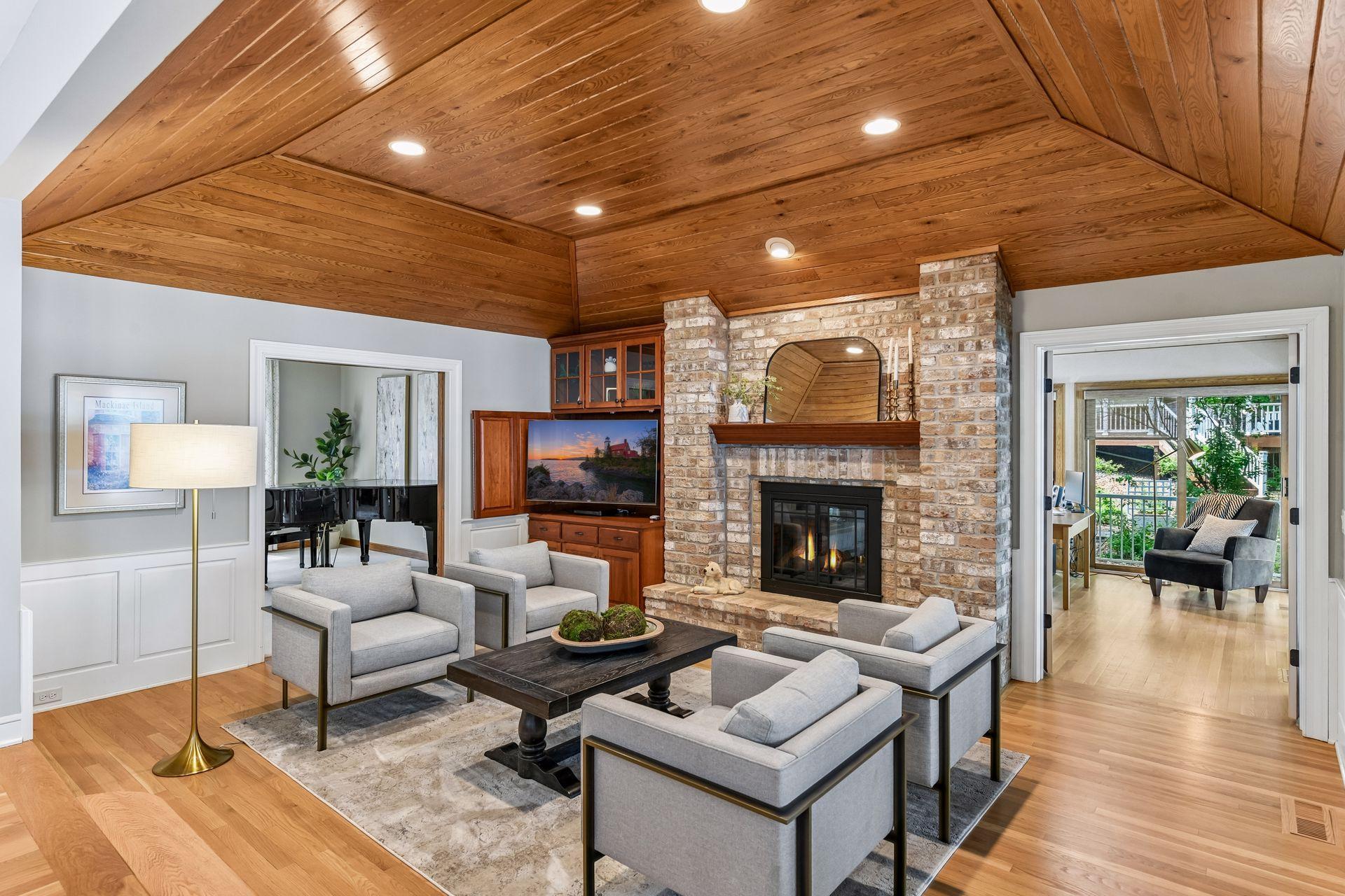 6306 Maple Ridge