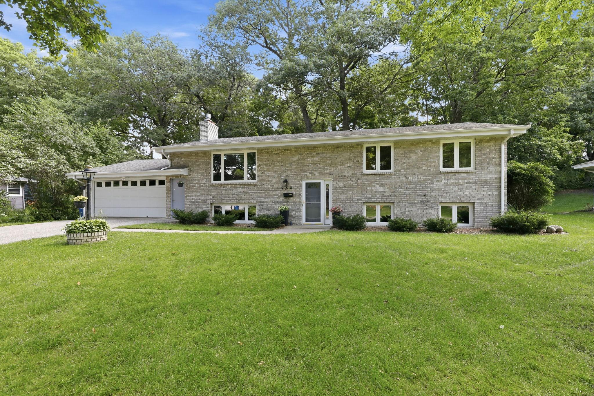250 Glenbrook Road N