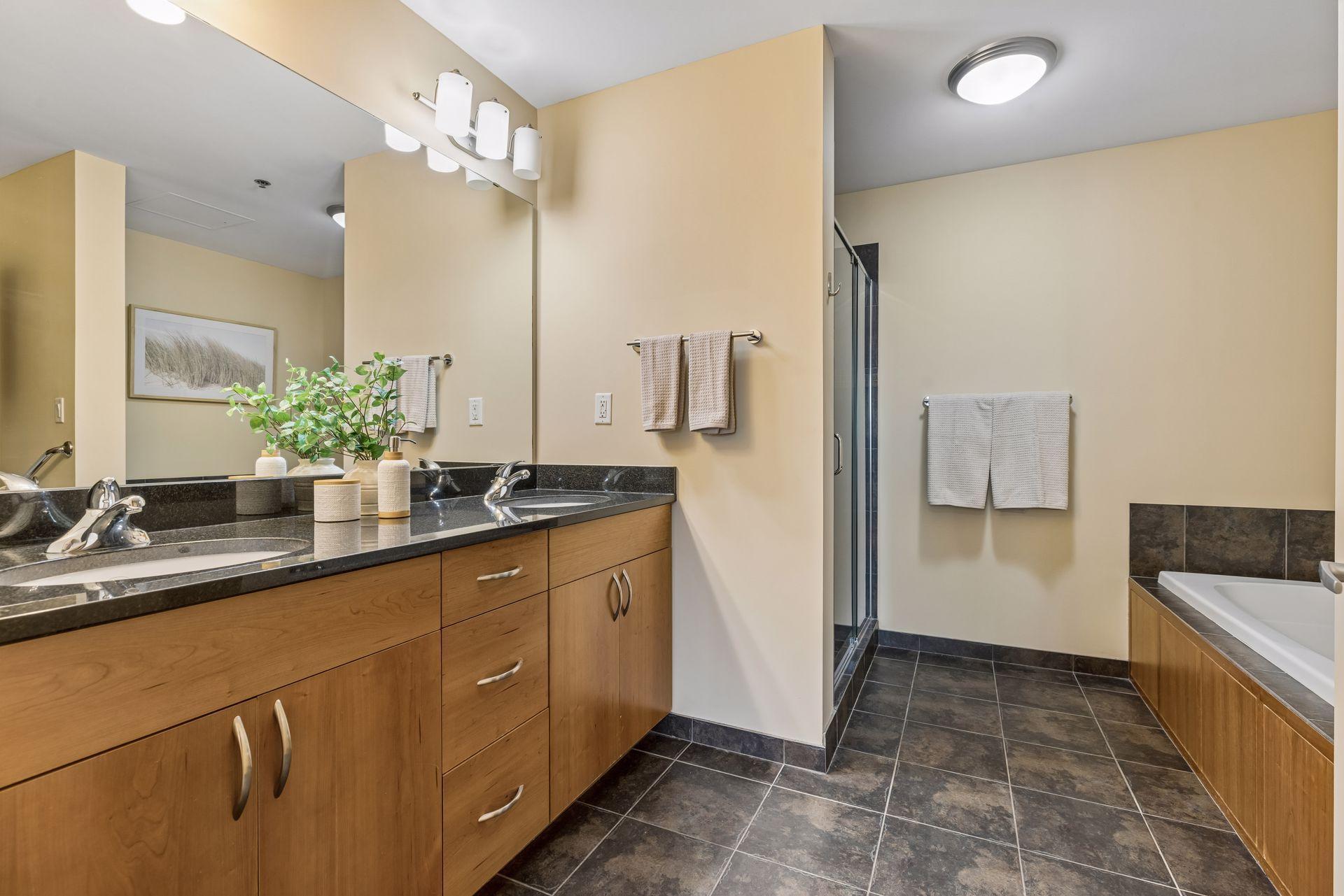 215 10th Avenue S Unit: 220