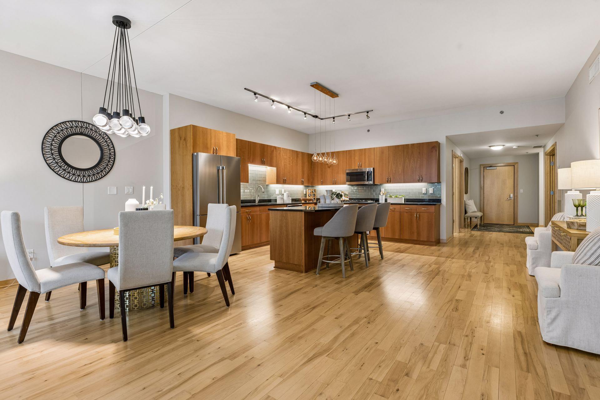 215 10th Avenue S Unit: 220