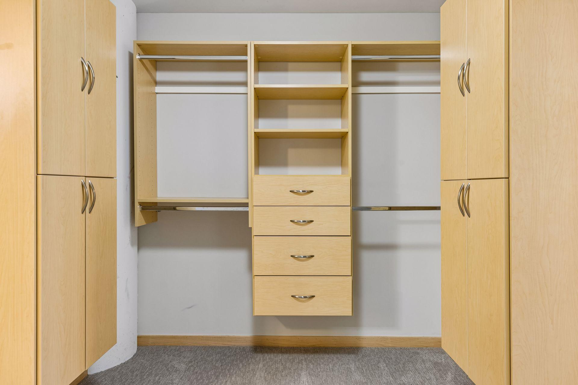 215 10th Avenue S Unit: 220