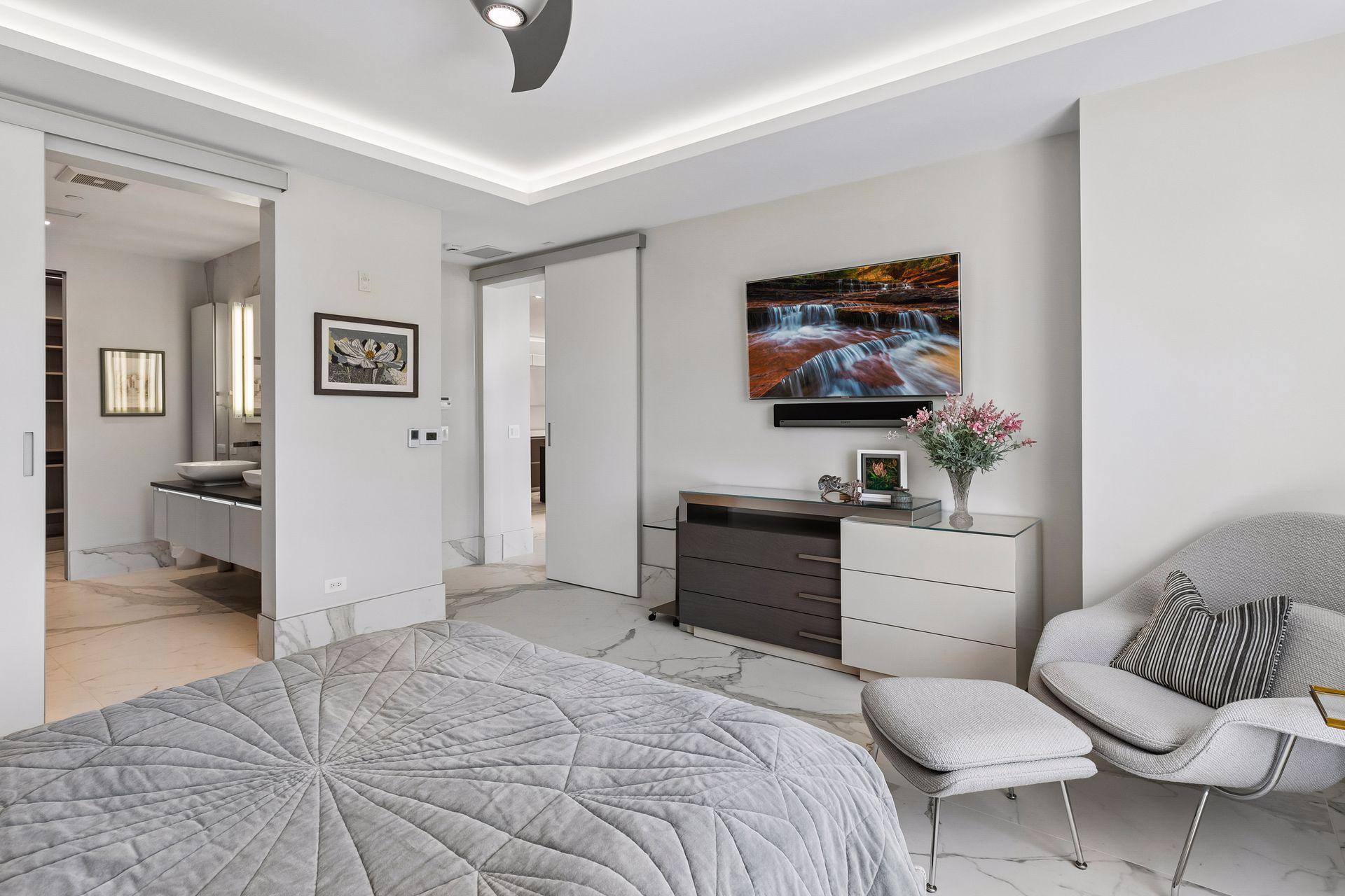875 Lake Street N Unit: 210