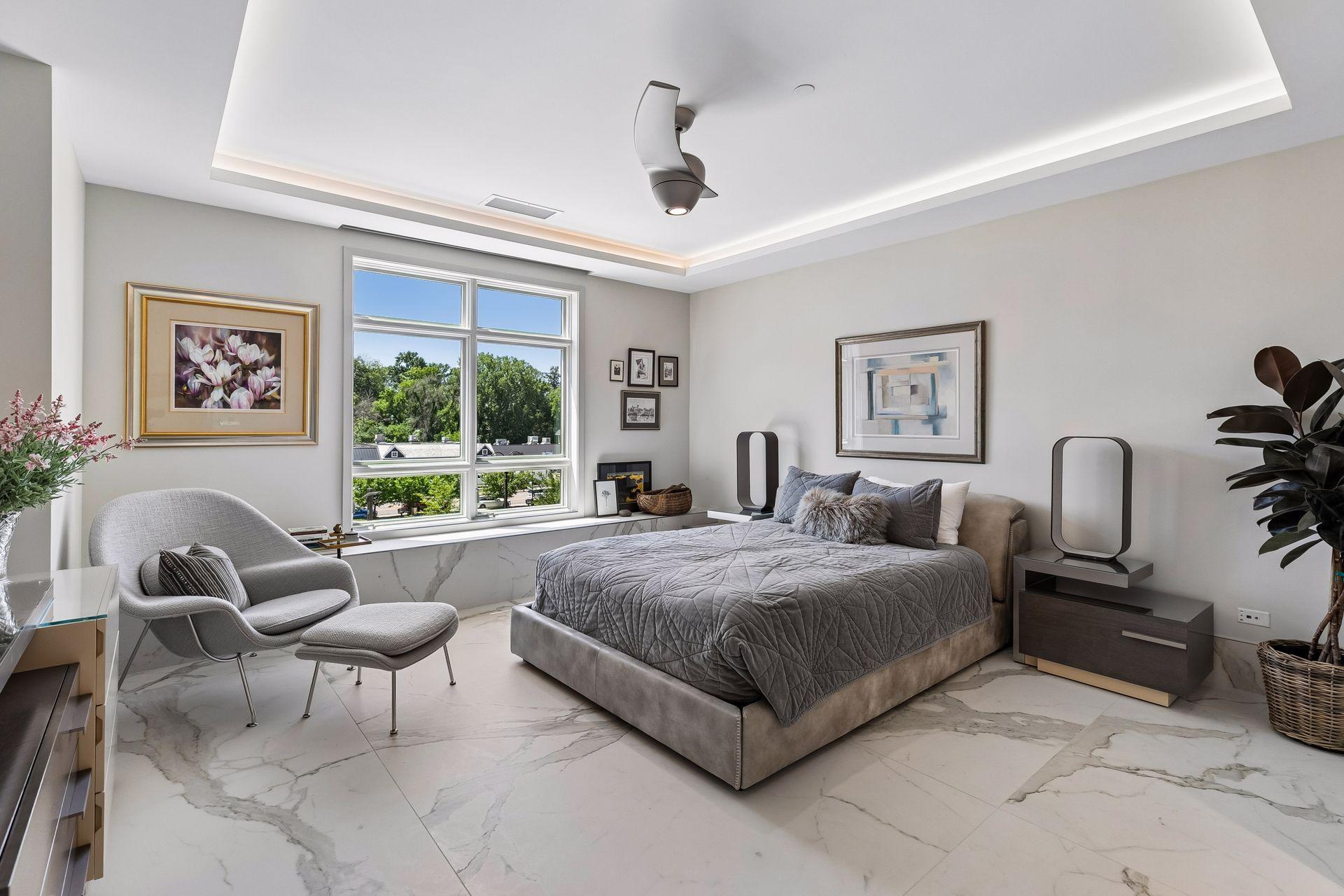 875 Lake Street N Unit: 210