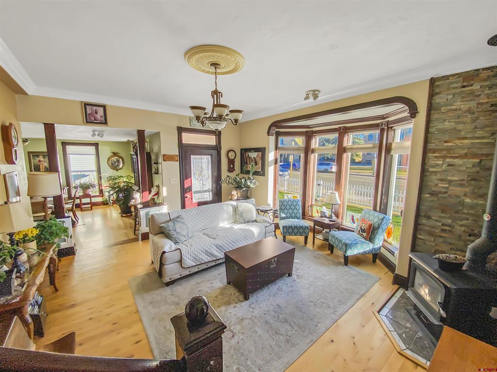 338 W Grand Avenue
