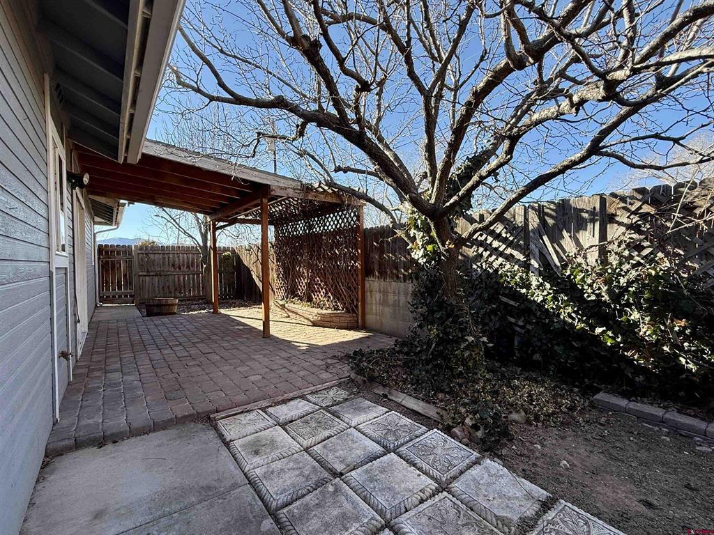 1428 E Montezuma Avenue