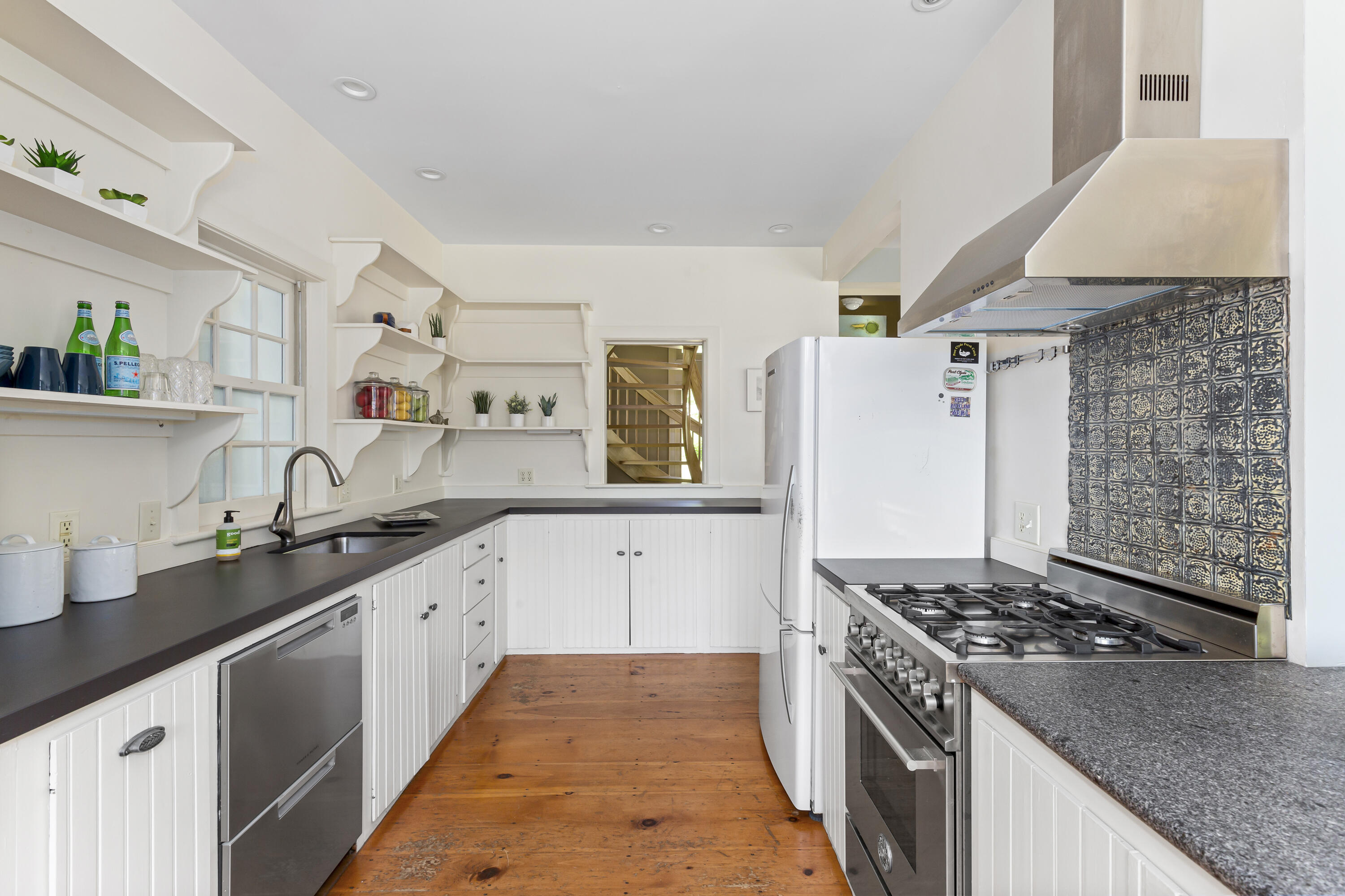 737 St George Road