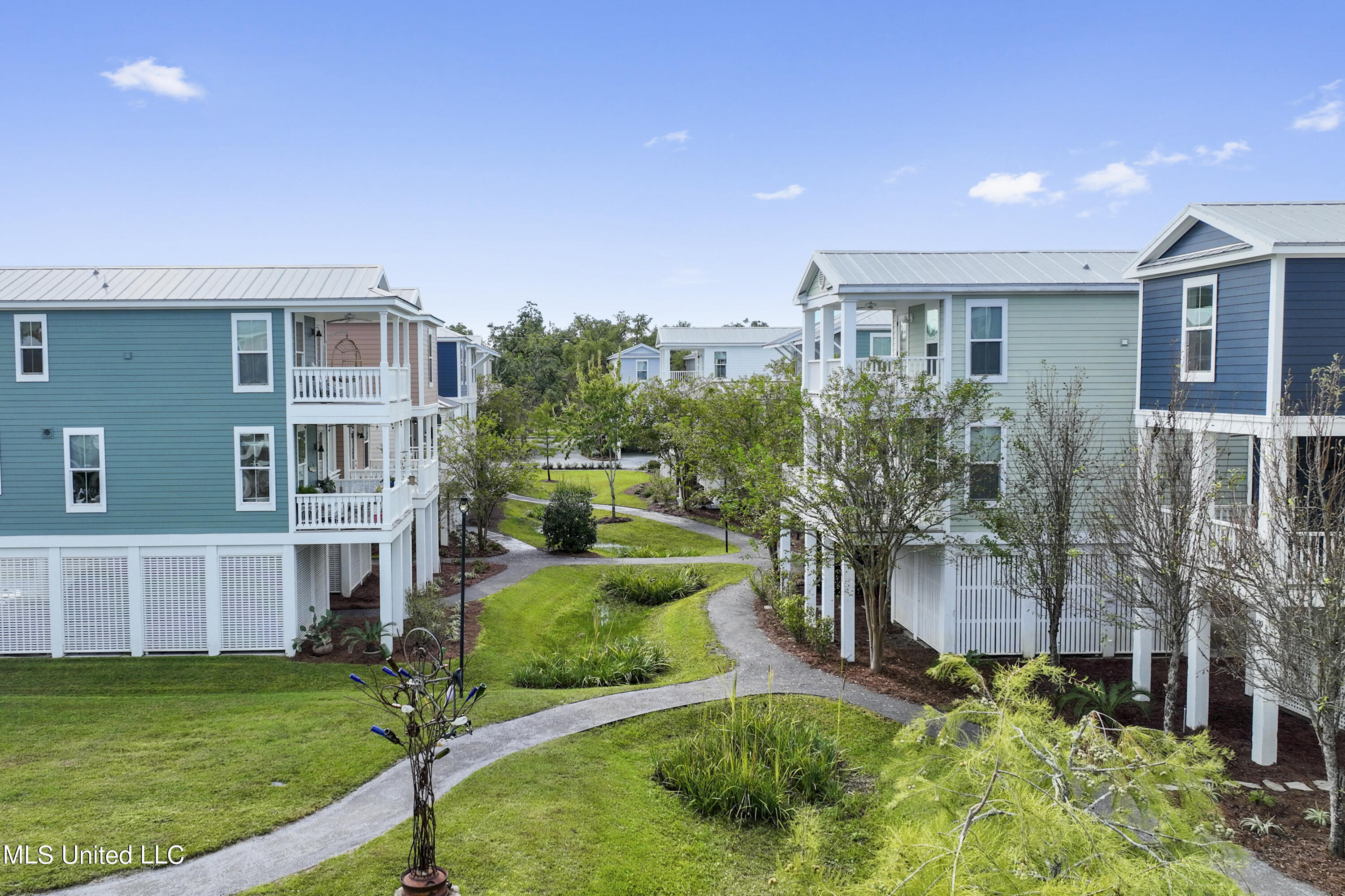 215 E Second Street, 34a