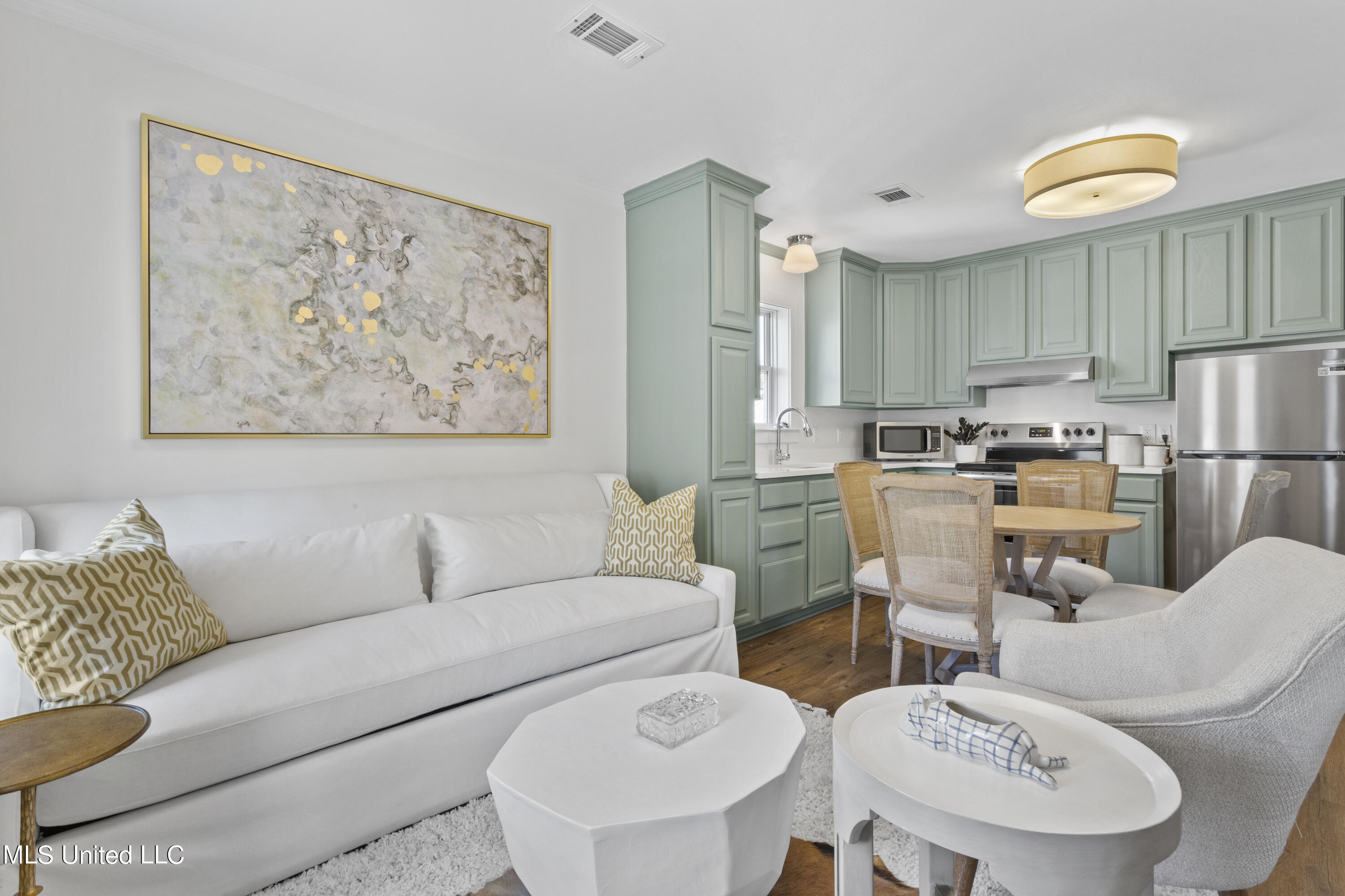 215 E Second Street, 34a