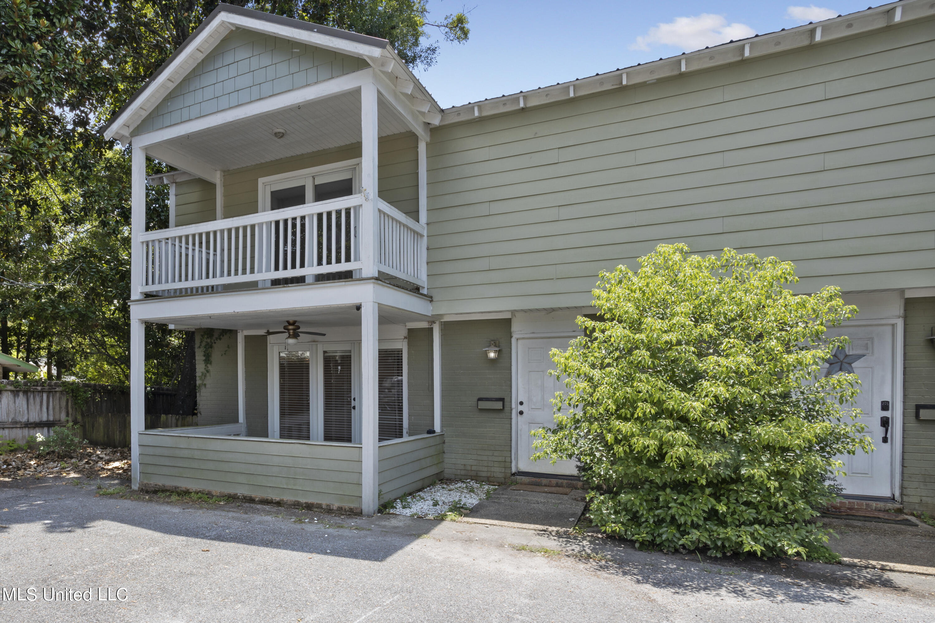 808 Desoto Street, 1