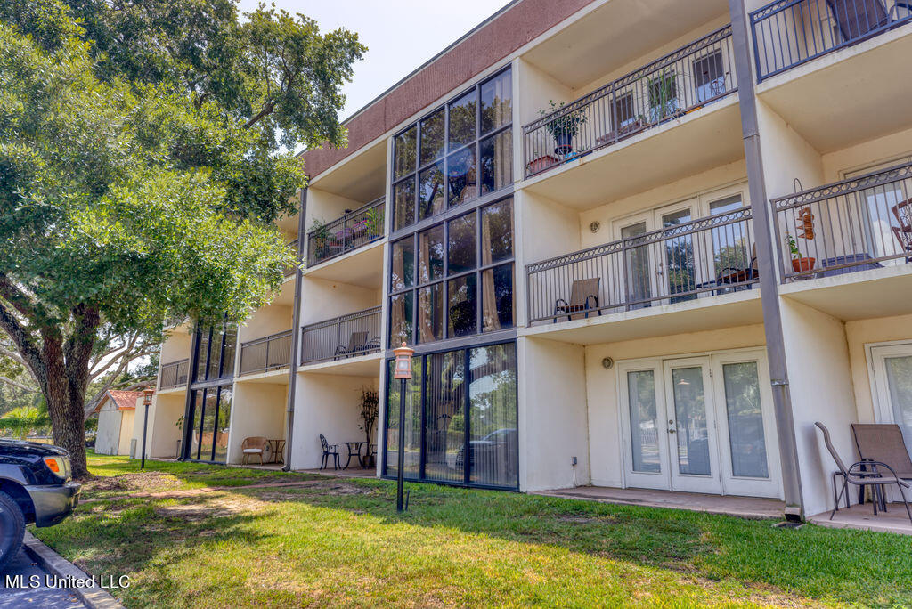 2046 Beach Boulevard, 203