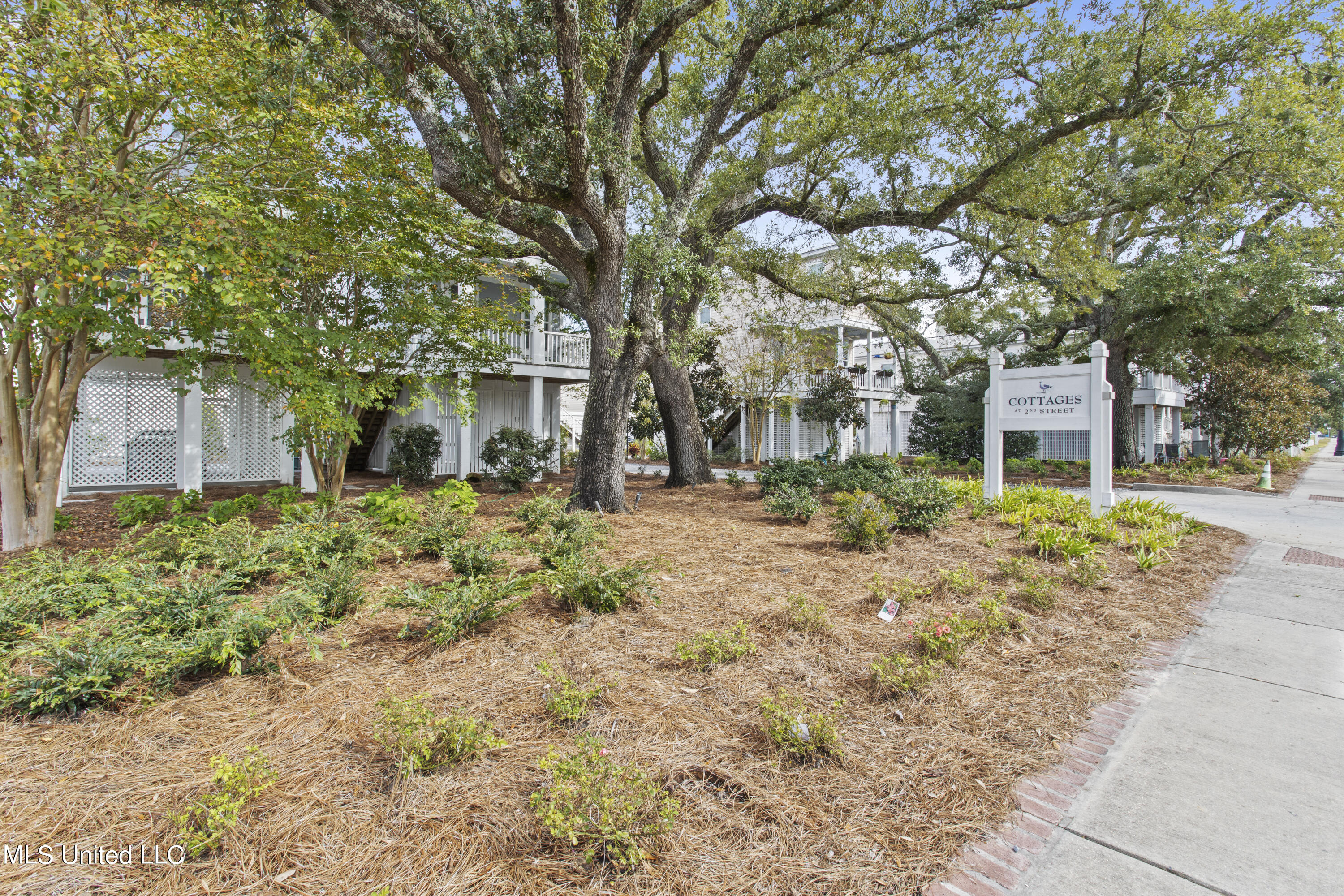 215 E Second Street, 38b