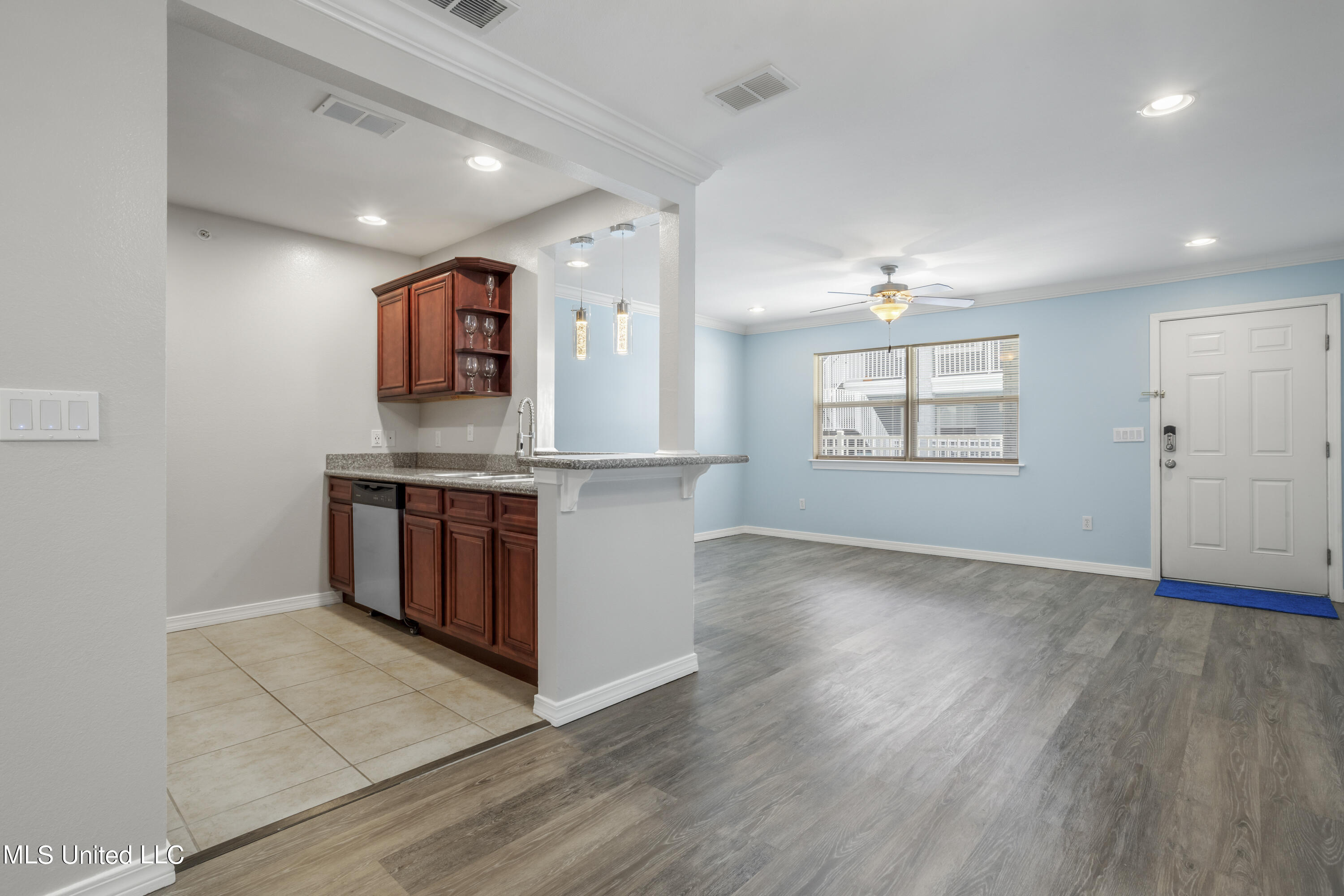 1282 Beach Boulevard, 104