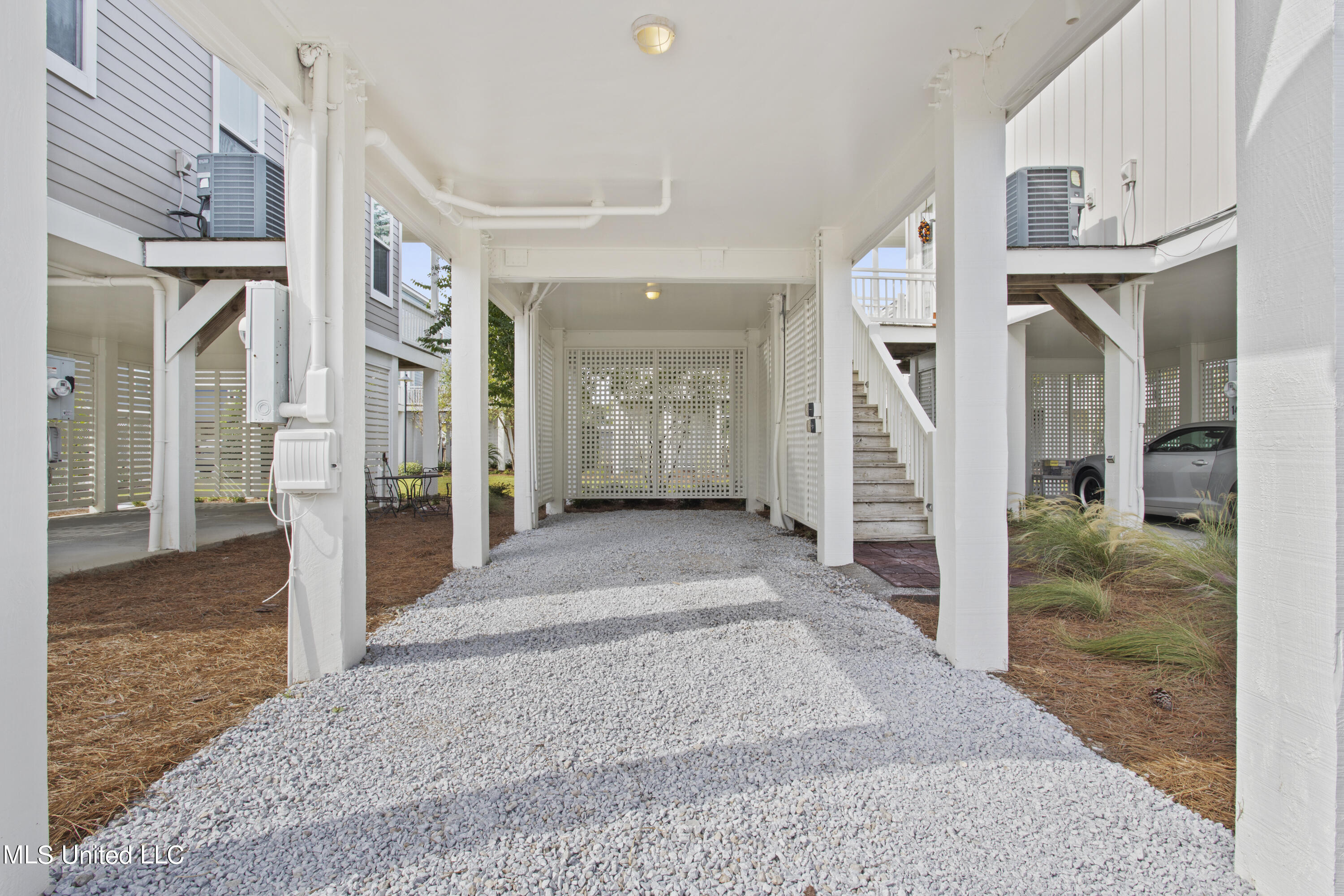 215 E Second Street, 26