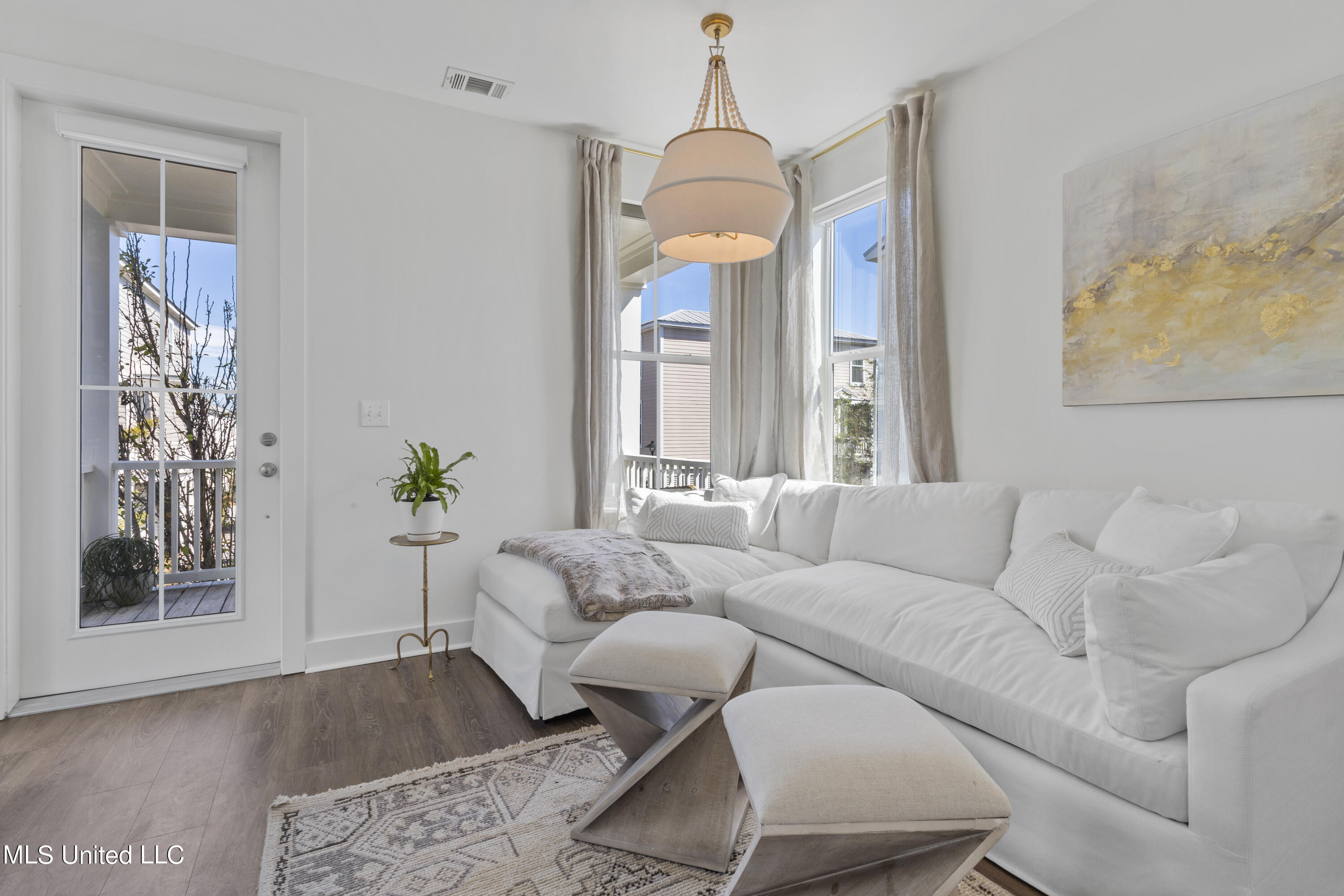 215 E Second Street, 26