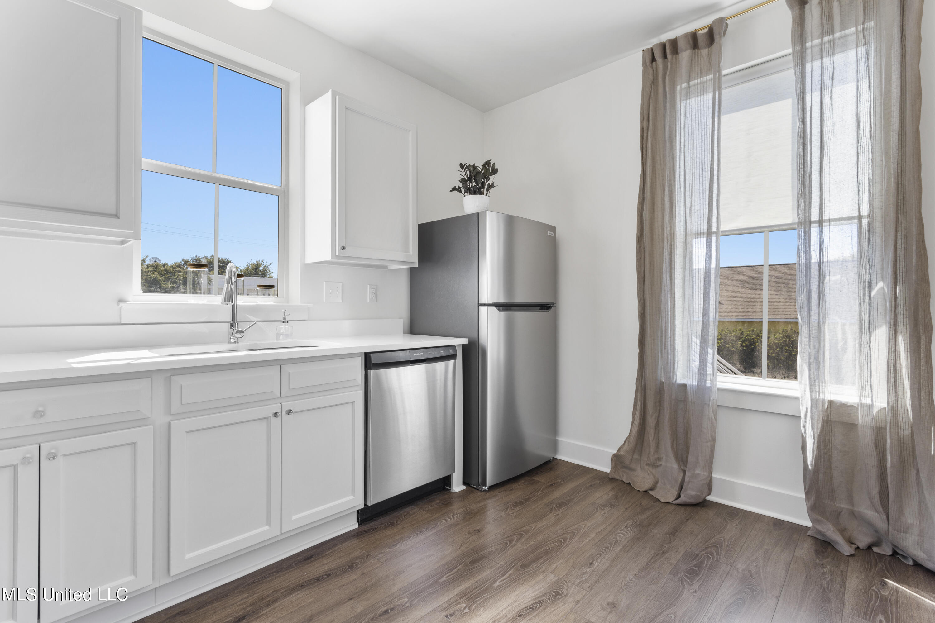 215 E Second Street, 26