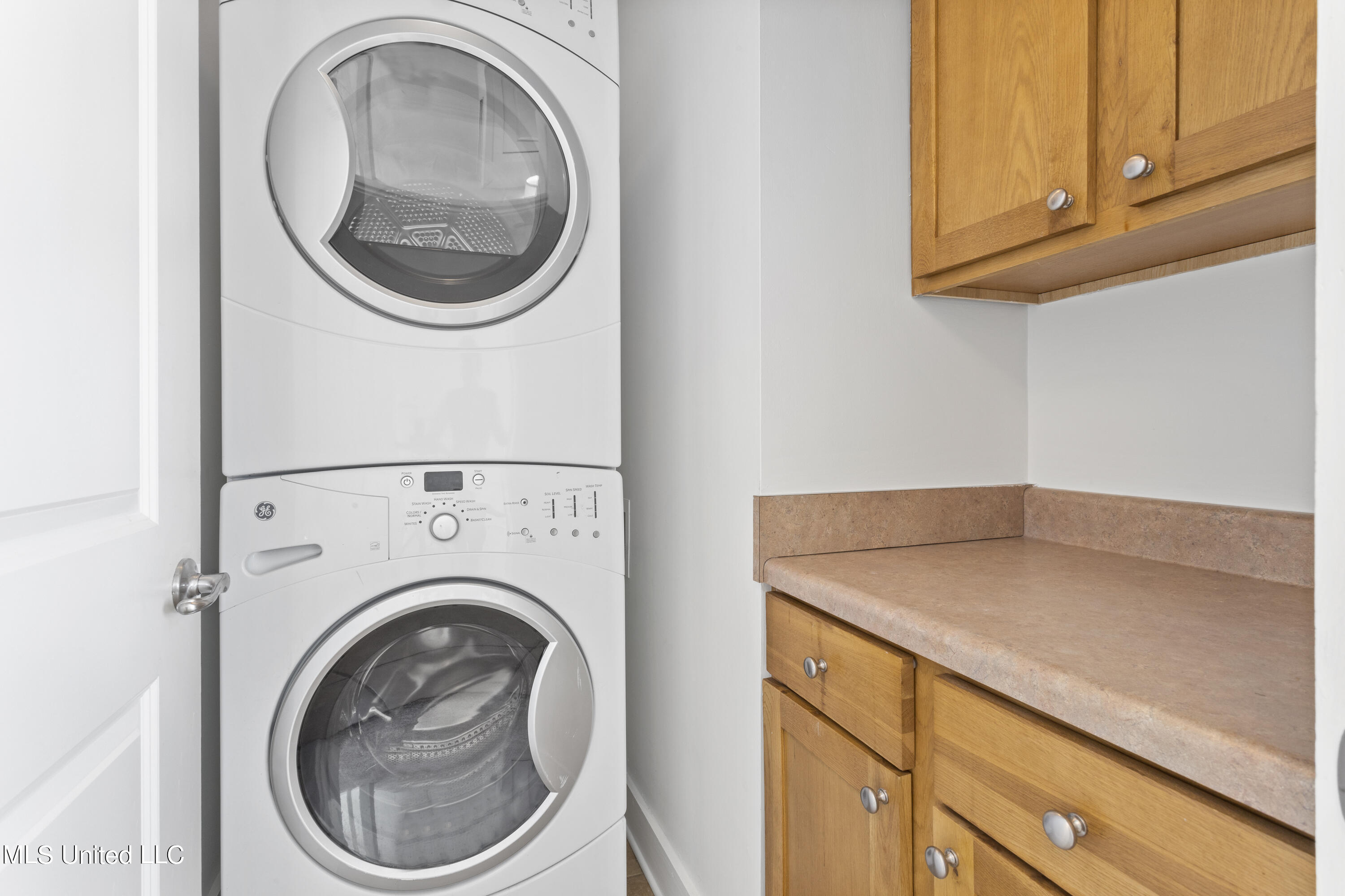 215 E Second Street, 7