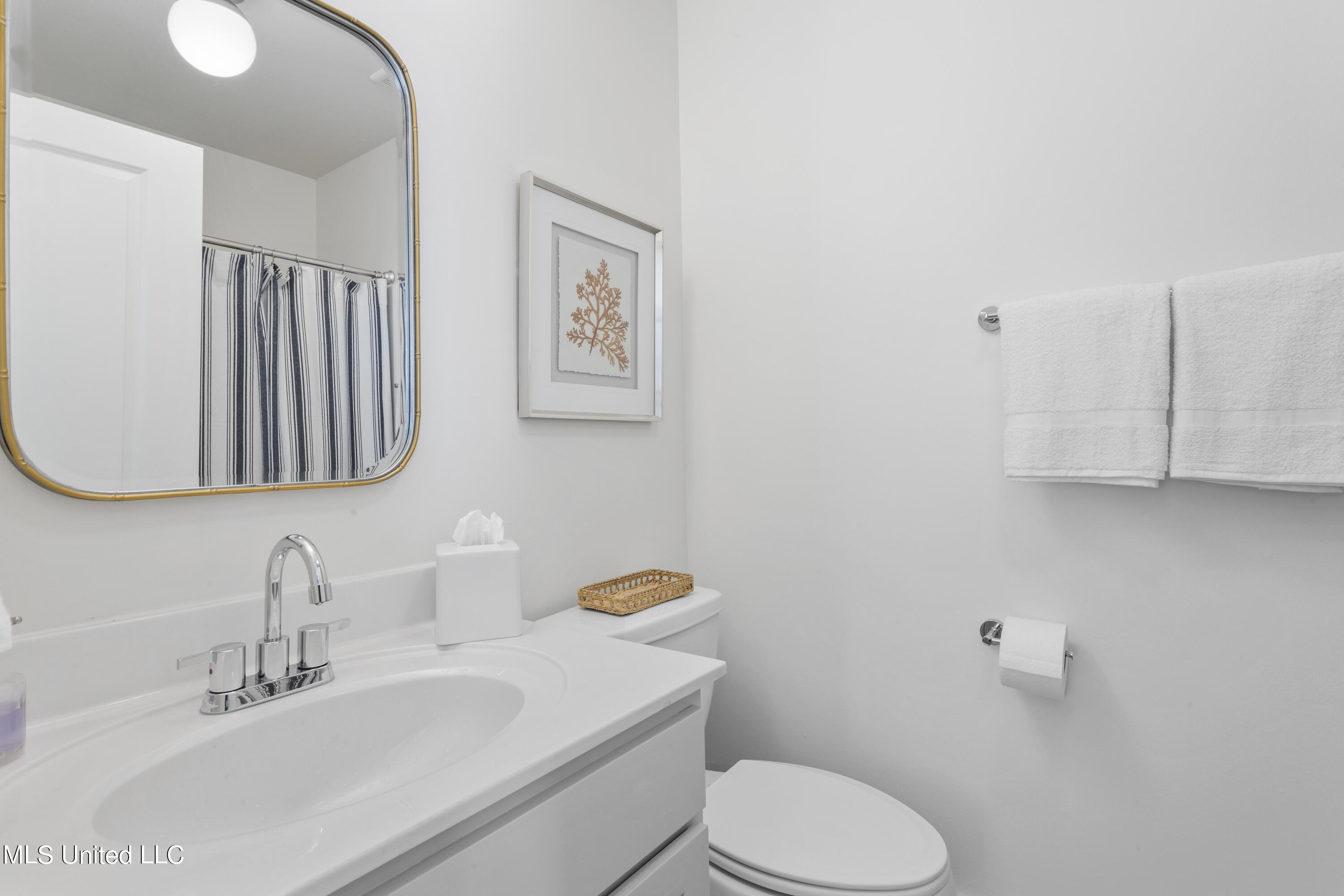 215 E Second Street, 7