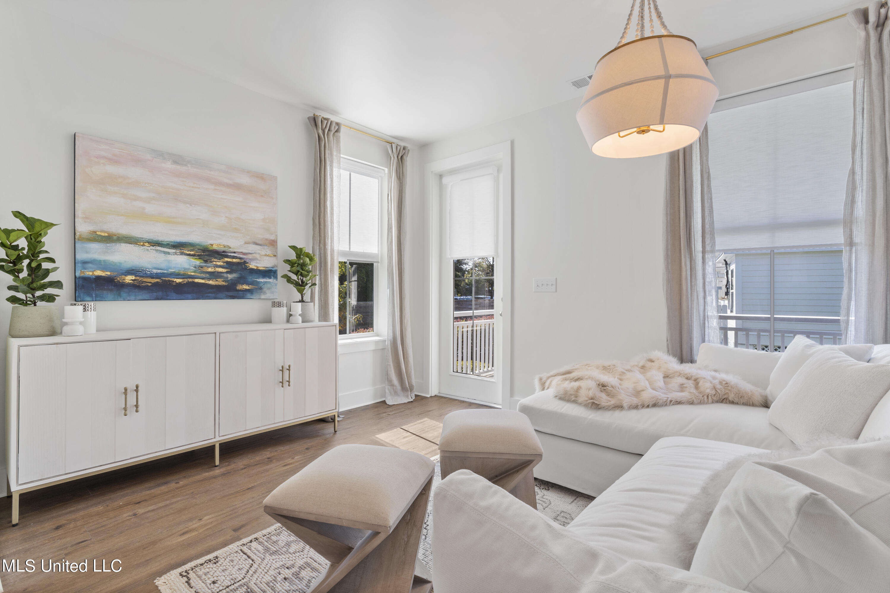 215 E Second Street, 7