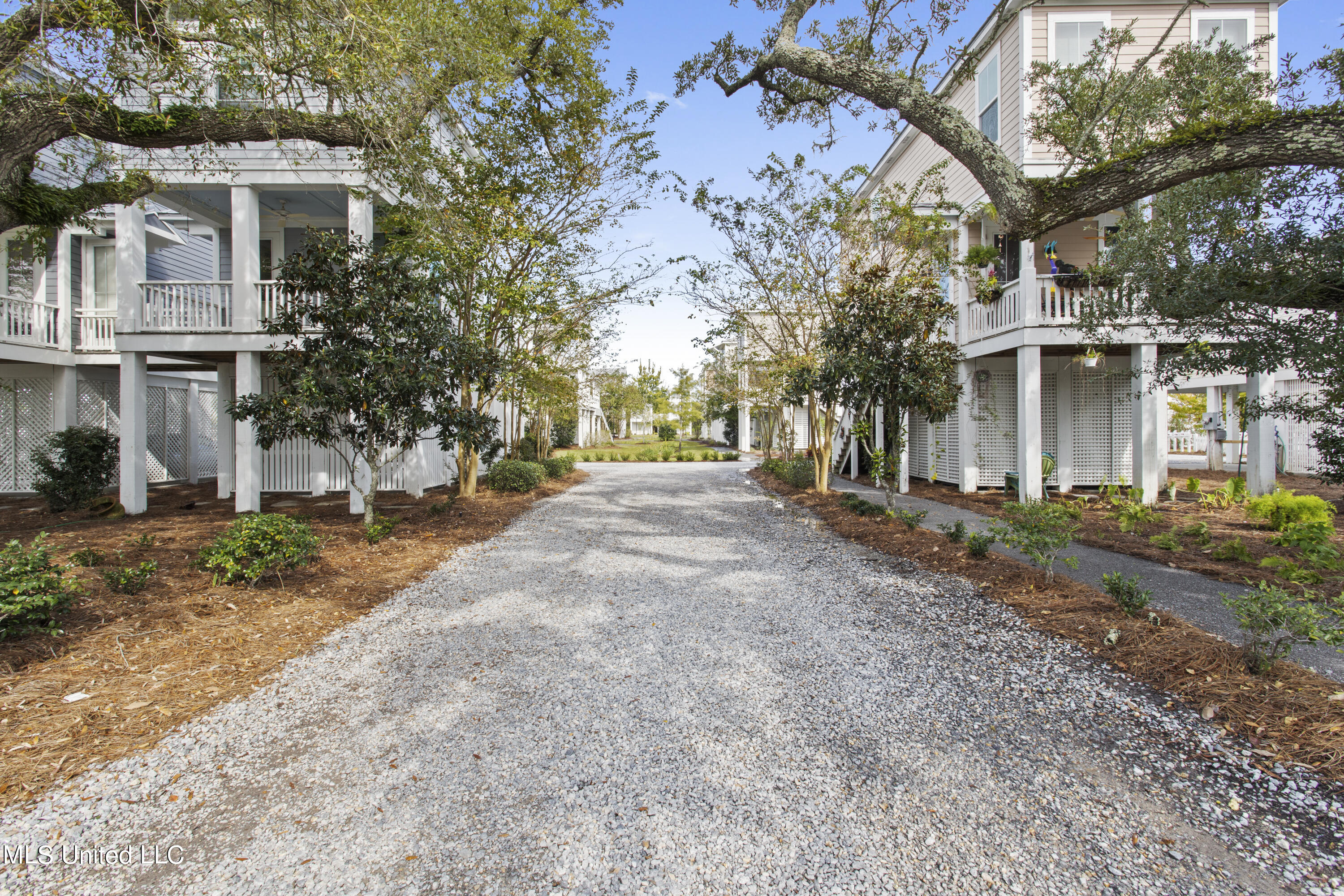 215 E Second Street, 7