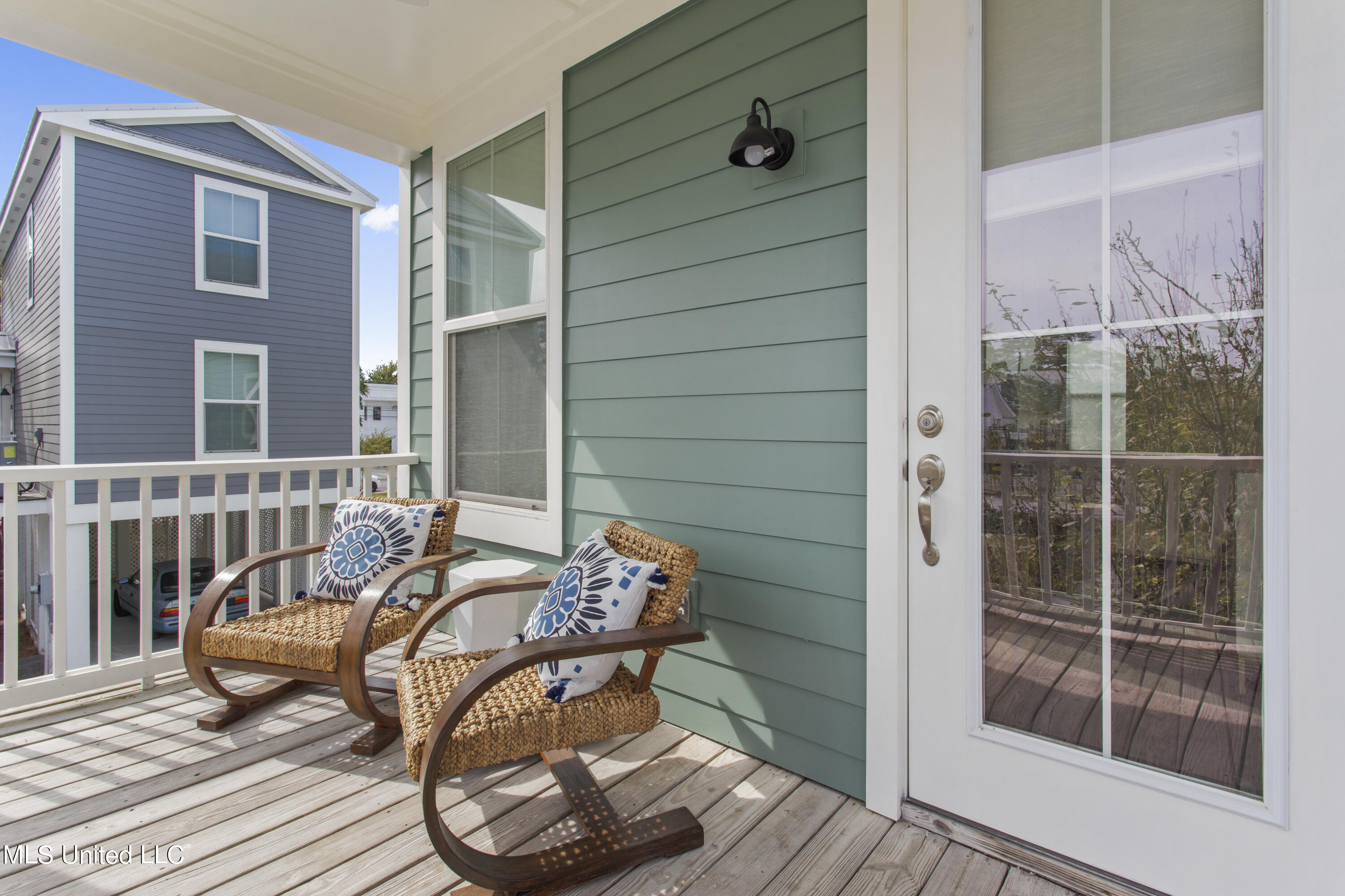 215 E Second Street, 7