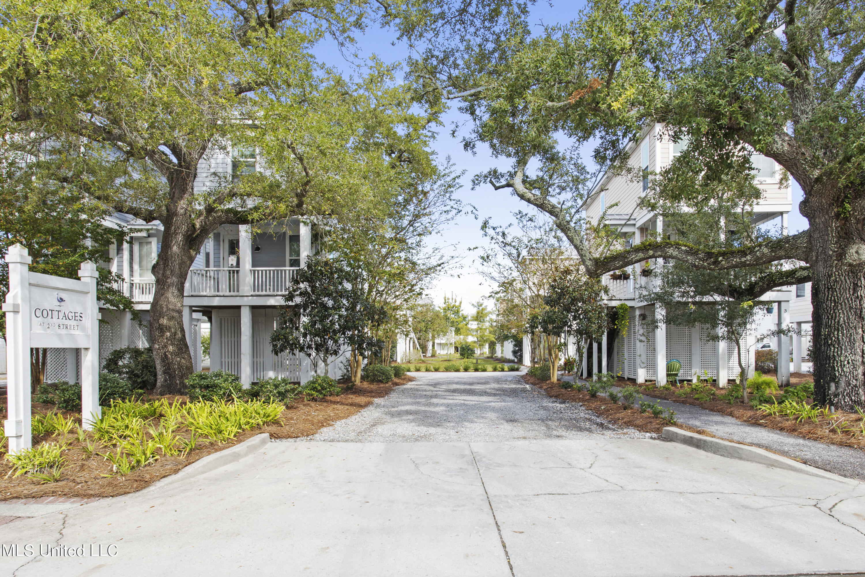 215 E Second Street, 7