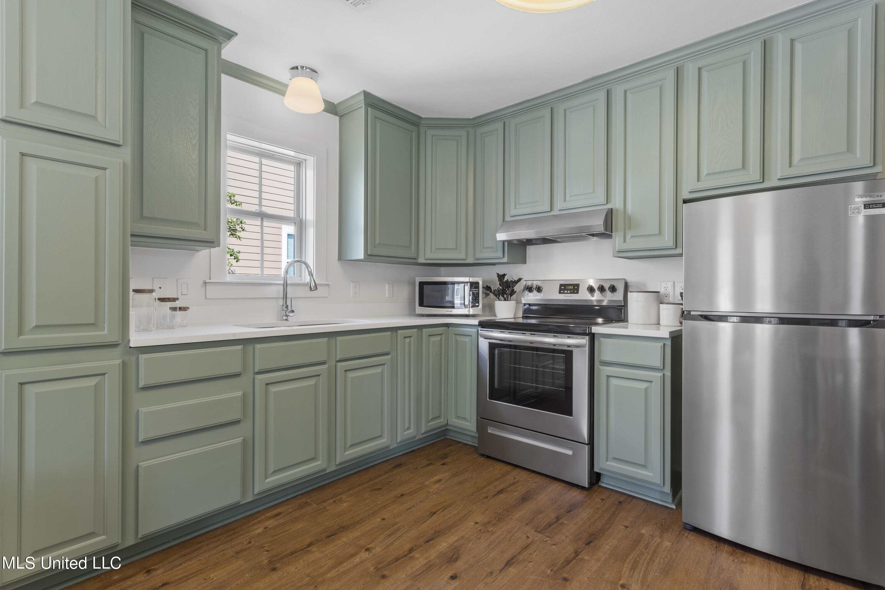 215 E Second Street, 33