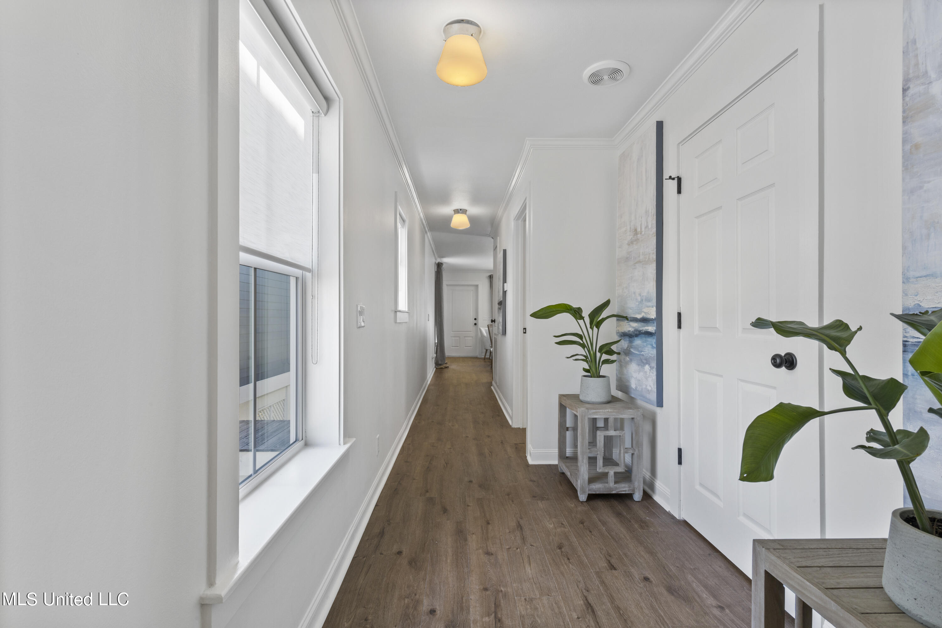 215 E Second Street, 33