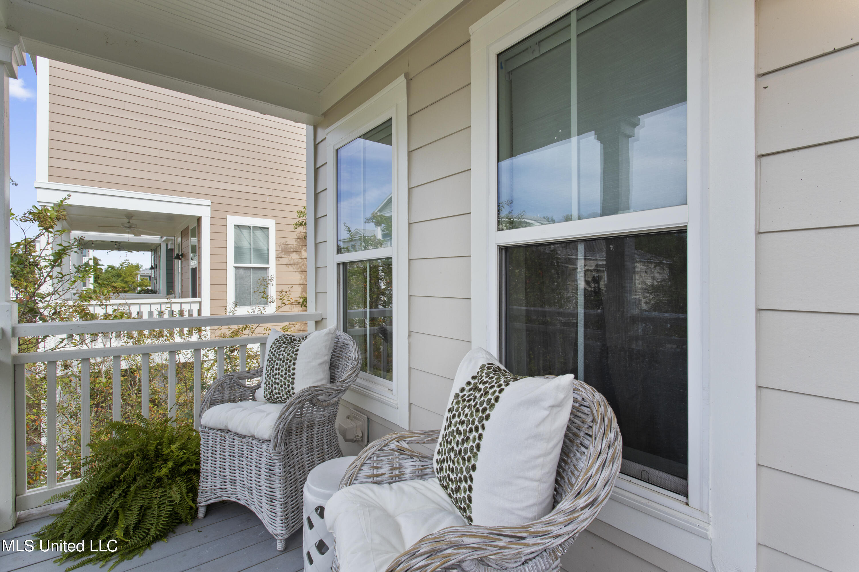 215 E Second Street, 33