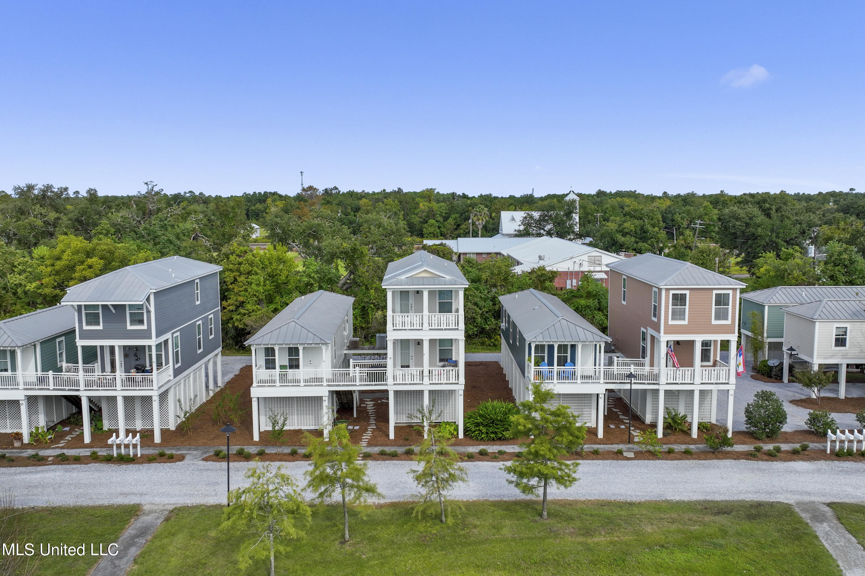 215 E Second Street, 33